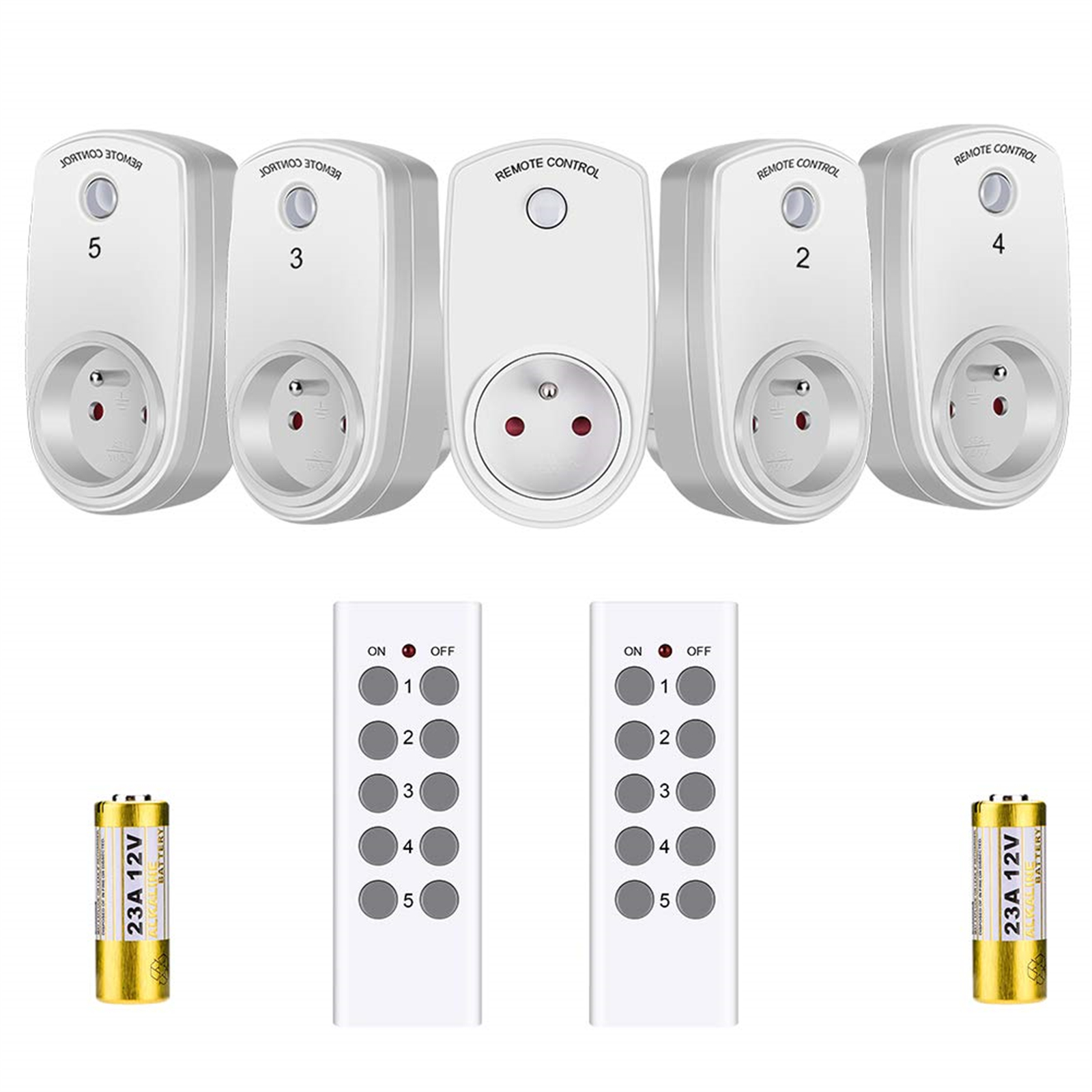 Das Bild zeigt fünf ferngesteuerte intelligente Stecker, zwei Fernbedienungen und zwei Batterien auf Weiß.