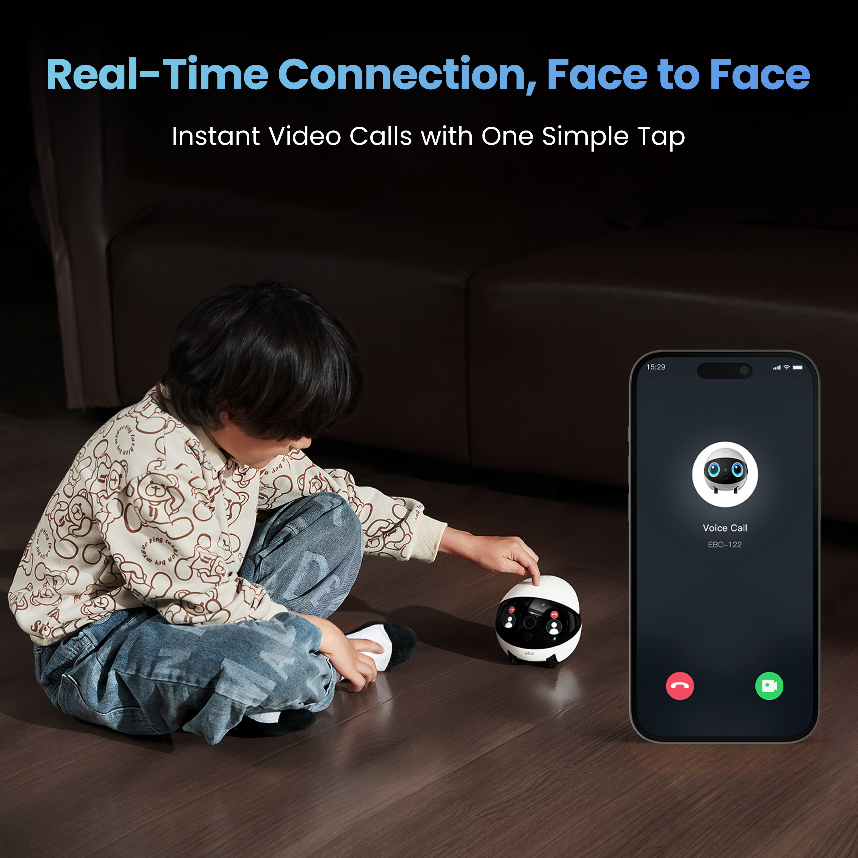 Ein Kind interagiert mit einem Roboter, während es auf ein Smartphone mit einer Videoanrufschnittstelle blickt.