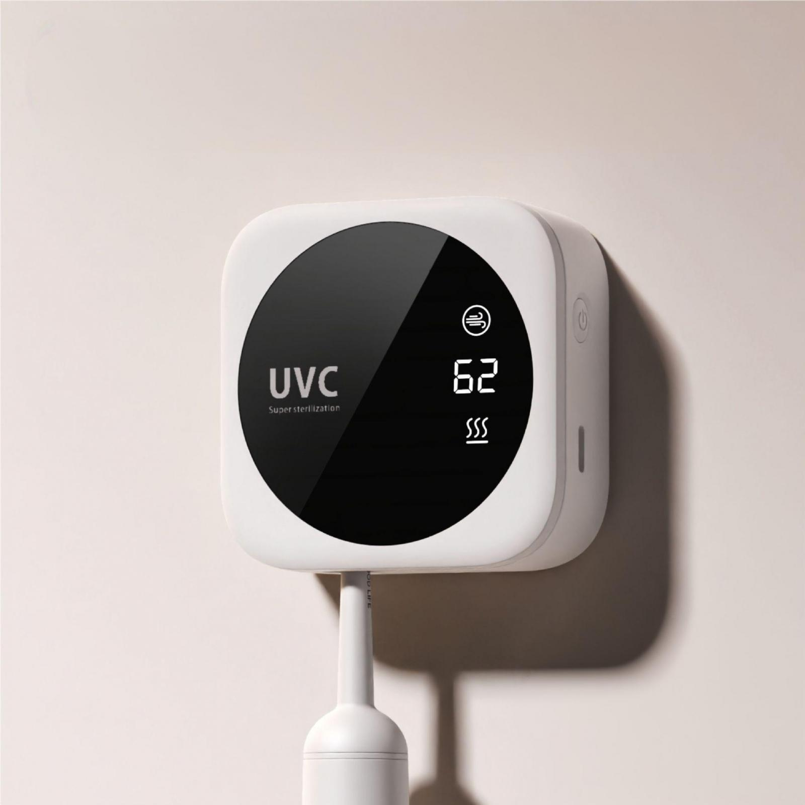 Weißes Gerät an der Wand, das UVC und eine Temperaturanzeige von 62 anzeigt.