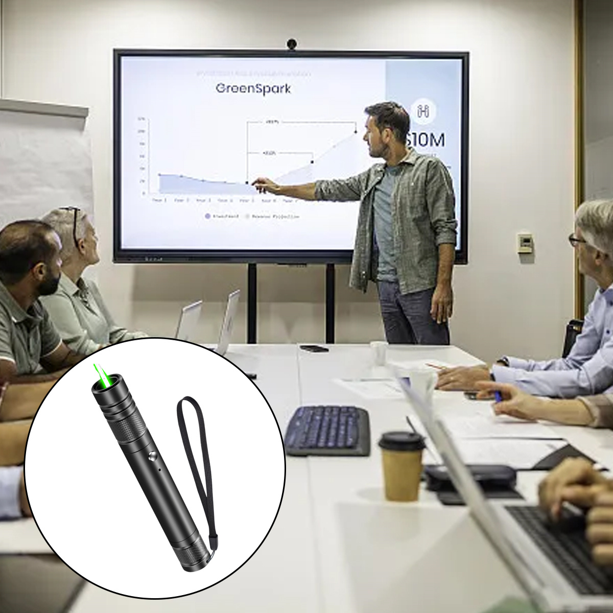 Ein Mann präsentiert mit einem Laserpointer vor Leuten in einem Konferenzraum. Ein Diagramm ist auf dem Bildschirm.