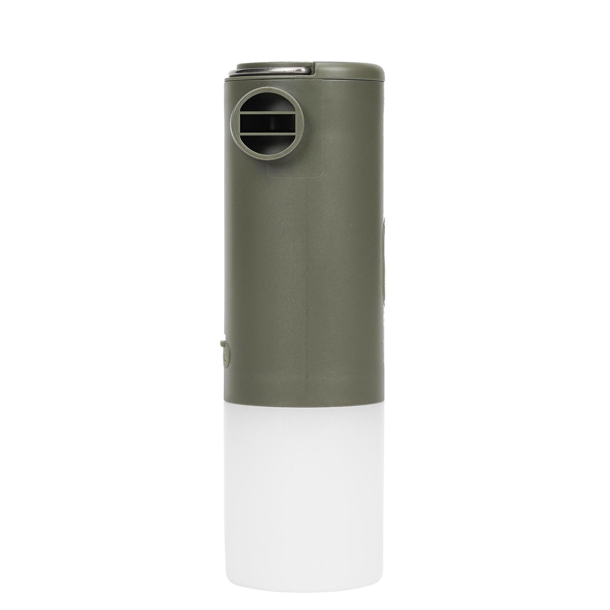 Grüne und weiße Lampe, Lüftungsschlitz oben, auf weißem Hintergrund.