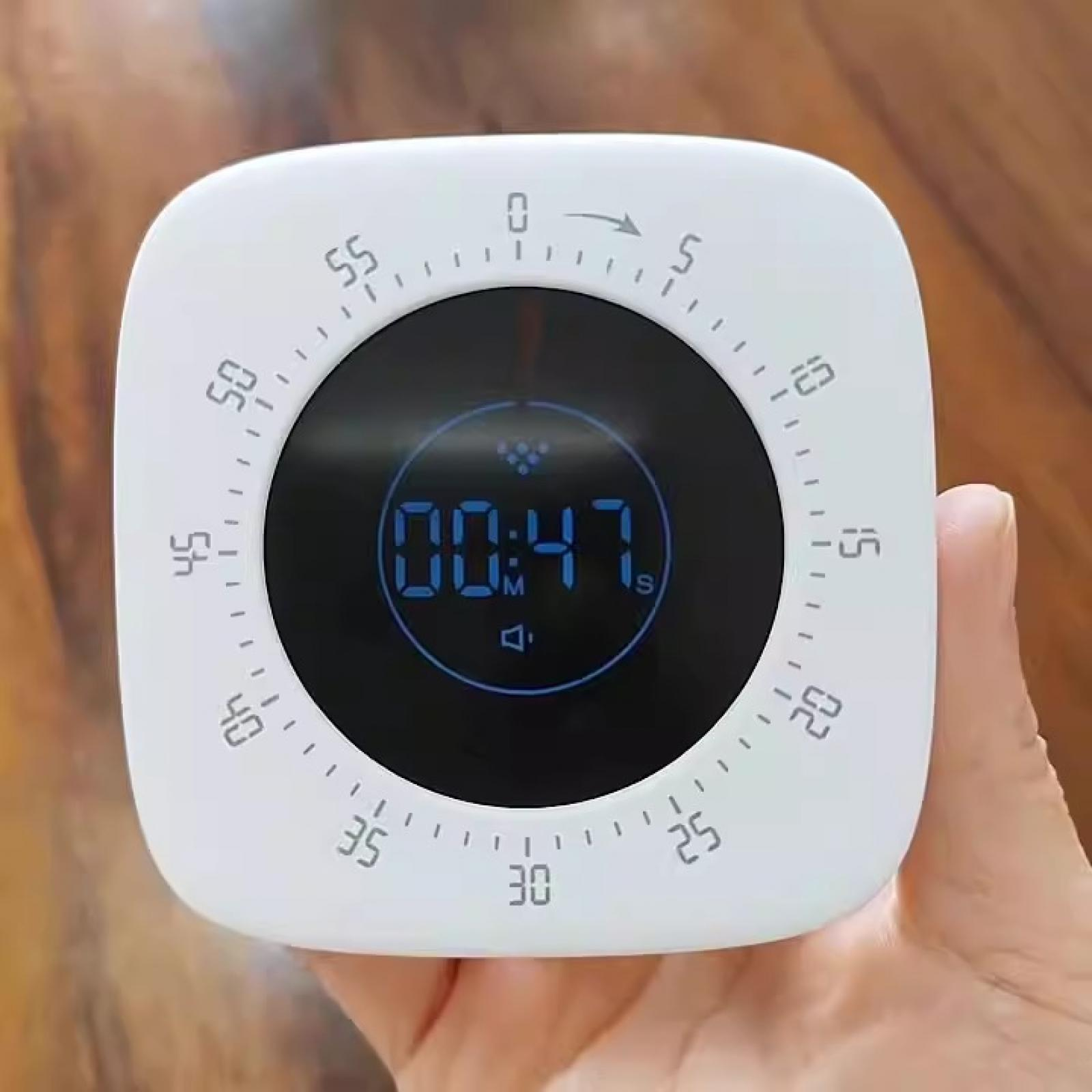 Weißer Timer zeigt 00:47 auf einem Digitaldisplay. Der Timer wird von einer Hand gehalten.