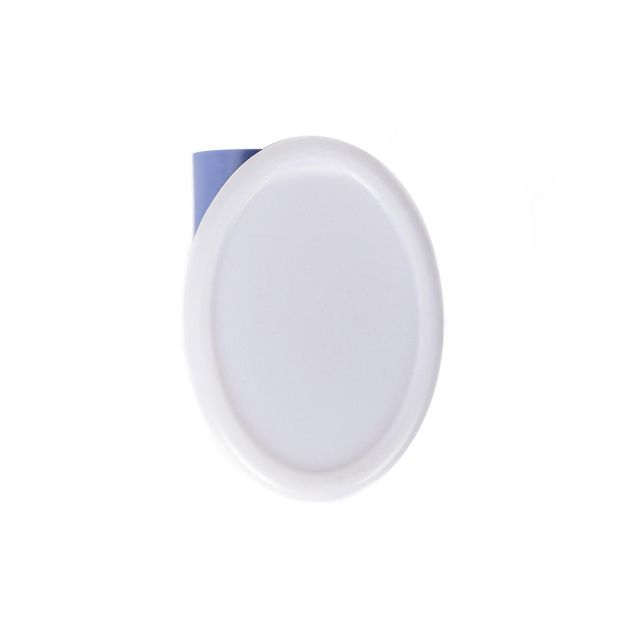 Weiße ovale LED-Lampe mit blauem Sockel auf weißem Hintergrund.