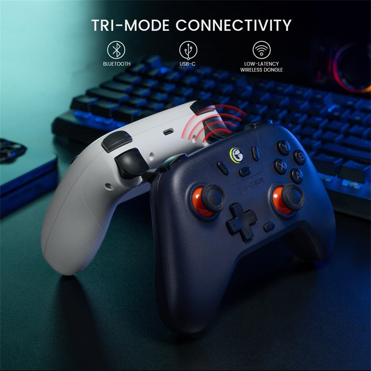 Zwei Gamecontroller, einer weiß, einer dunkelblau. Text über Tri-Mode-Konnektivität: Bluetooth, USB-C, geringe Latenz.