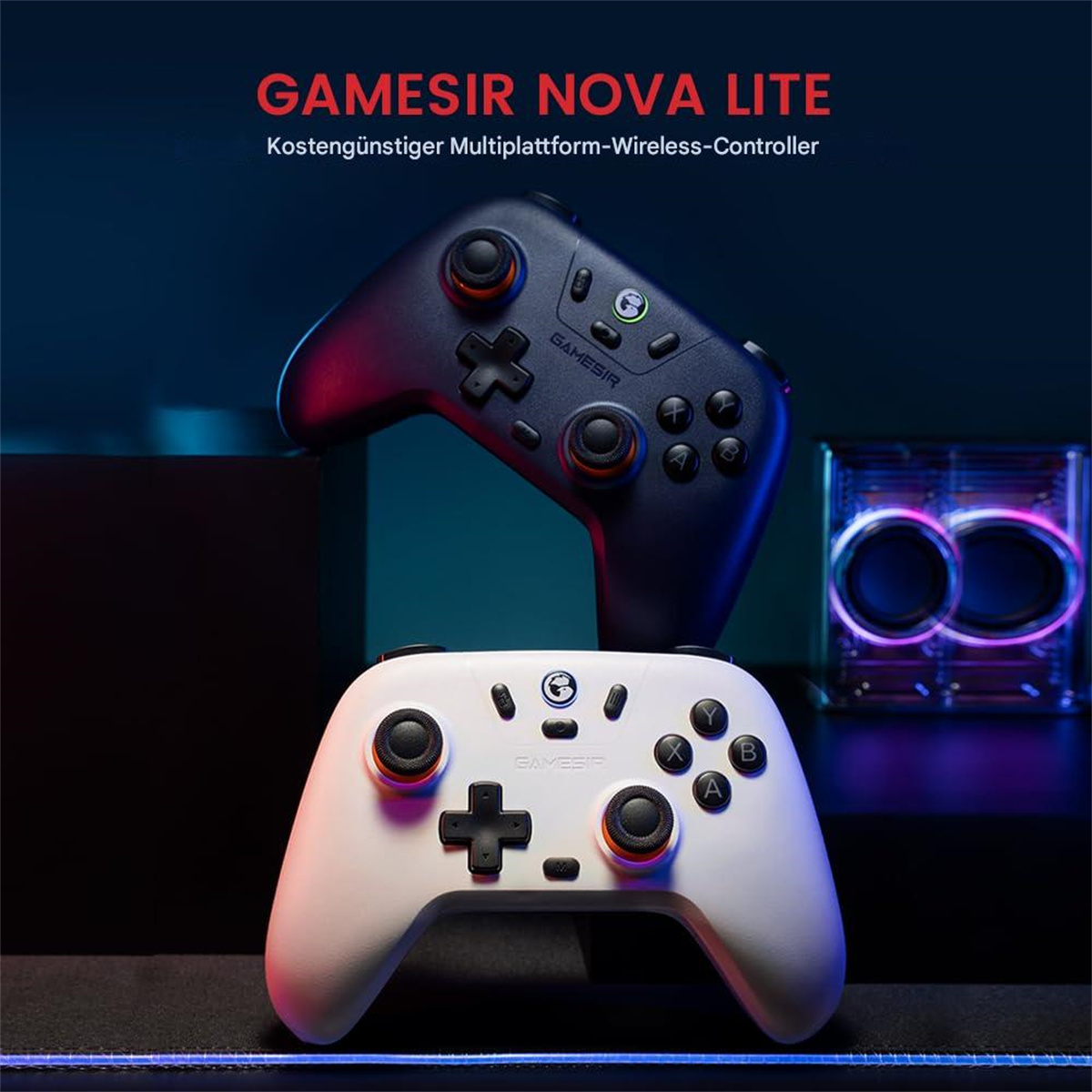 Zwei Gamecontroller. Einer ist schwarz, der andere weiß. Text: GAMESIR NOVA LITE. Blauer und dunkler Hintergrund.