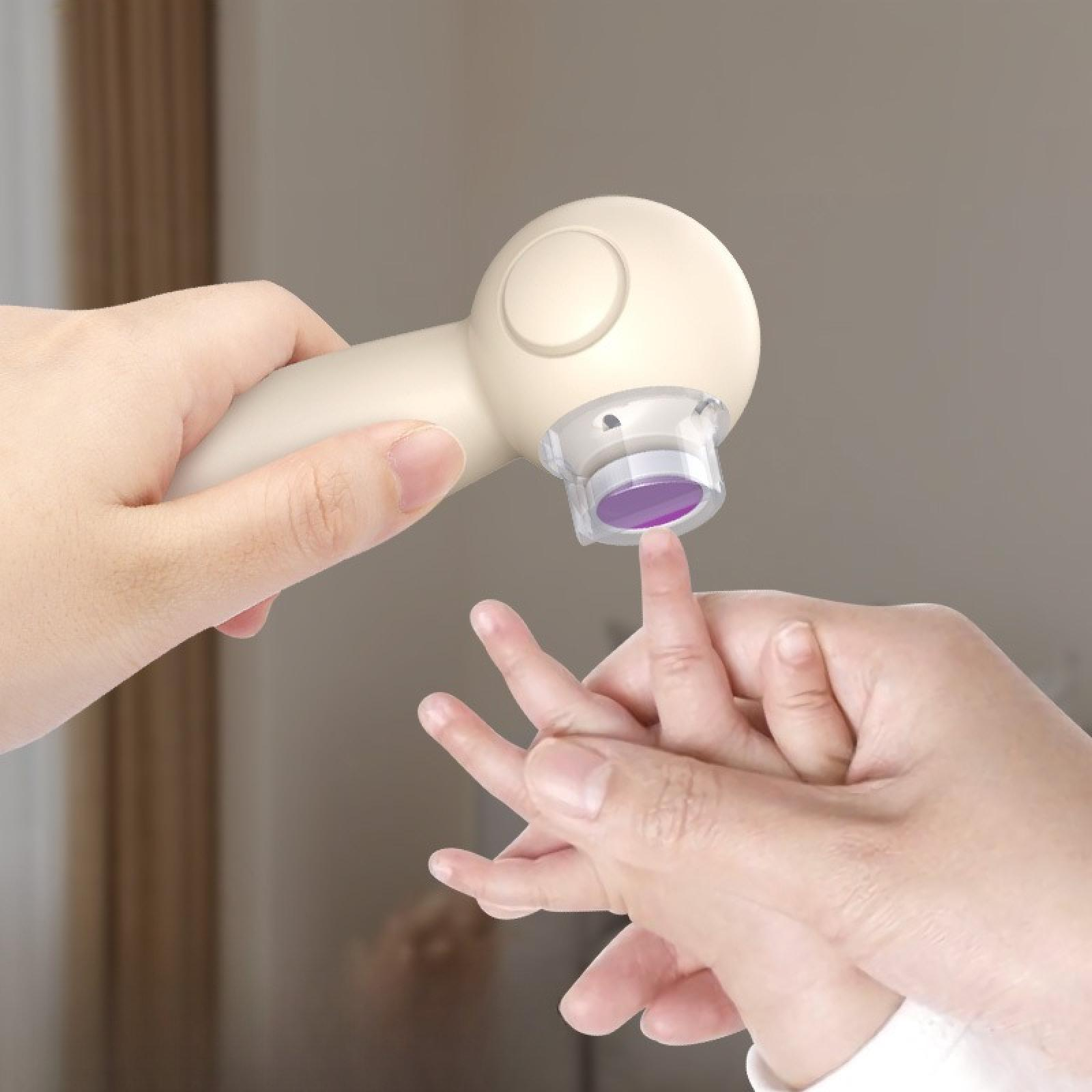Eine Hand hält ein kleines Gerät über den Finger eines Babys. Das Gerät strahlt lila Licht aus.