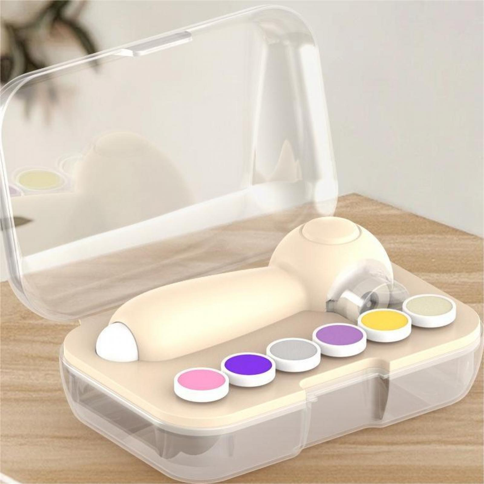 Ein Nagelpflegegerät und Schleifköpfe befinden sich in einem transparenten Gehäuse. Das Gerät ist beige.