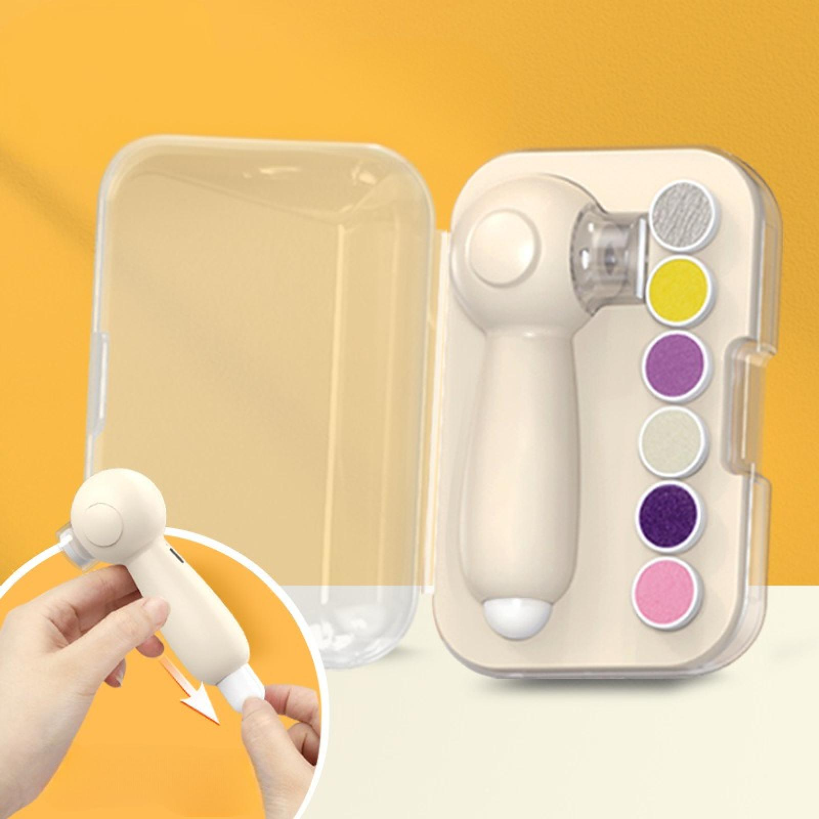 Ein Nagelpflegegerät ist beige mit einer weißen Spitze. Eine Hand hält das Gerät, bereit zum Wechseln des Schleifkopfes.