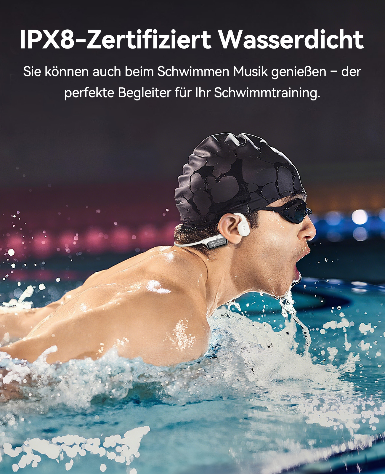 Ein Mann in einem Schwimmbecken mit Schwimmbrille und Badekappe, mit Knochenleitungskopfhörern.