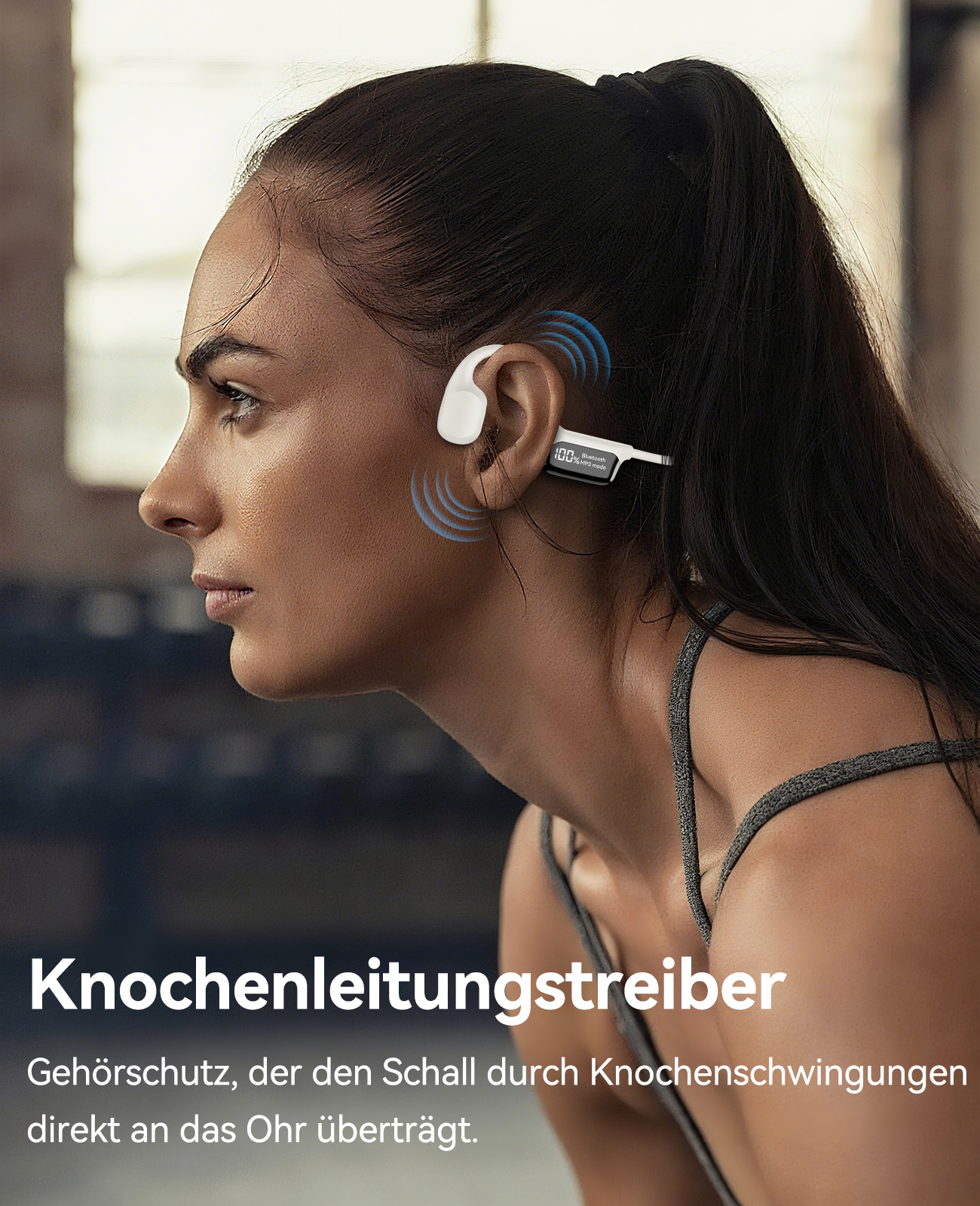 Eine Frau mit weißen Knochenleitungskopfhörern, die das Produkt in Gebrauch zeigt. Der Fokus liegt auf den Kopfhörern.