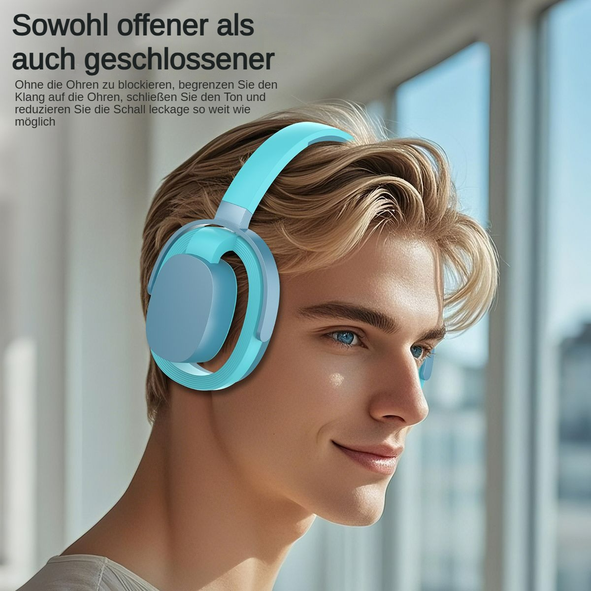 Ein Mann mit blauen Augen trägt hellblaue und graue Kopfhörer. Er lächelt. Die Kopfhörer sind auf seinem Kopf.