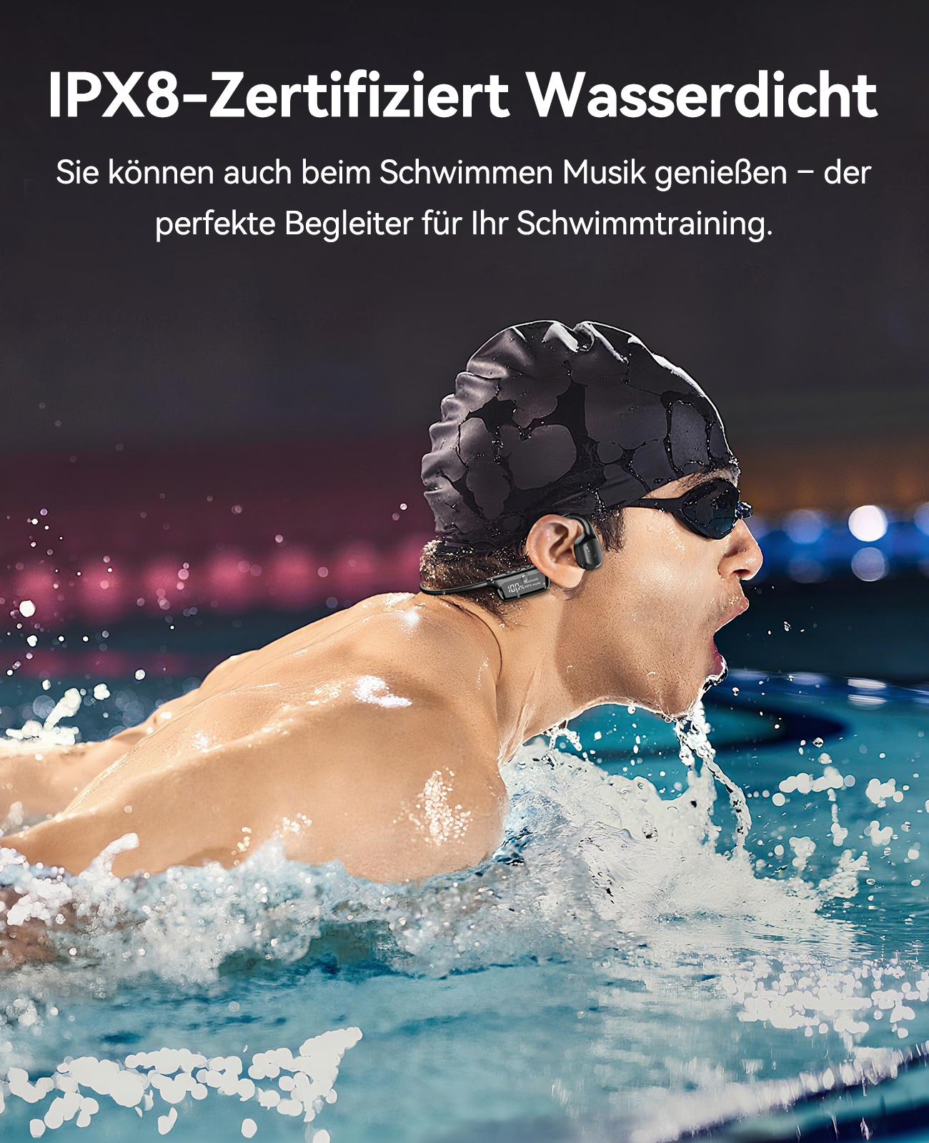 Ein Mann mit Badekappe und Schwimmbrille schwimmt in einem Pool, während er Knochenschallkopfhörer trägt.