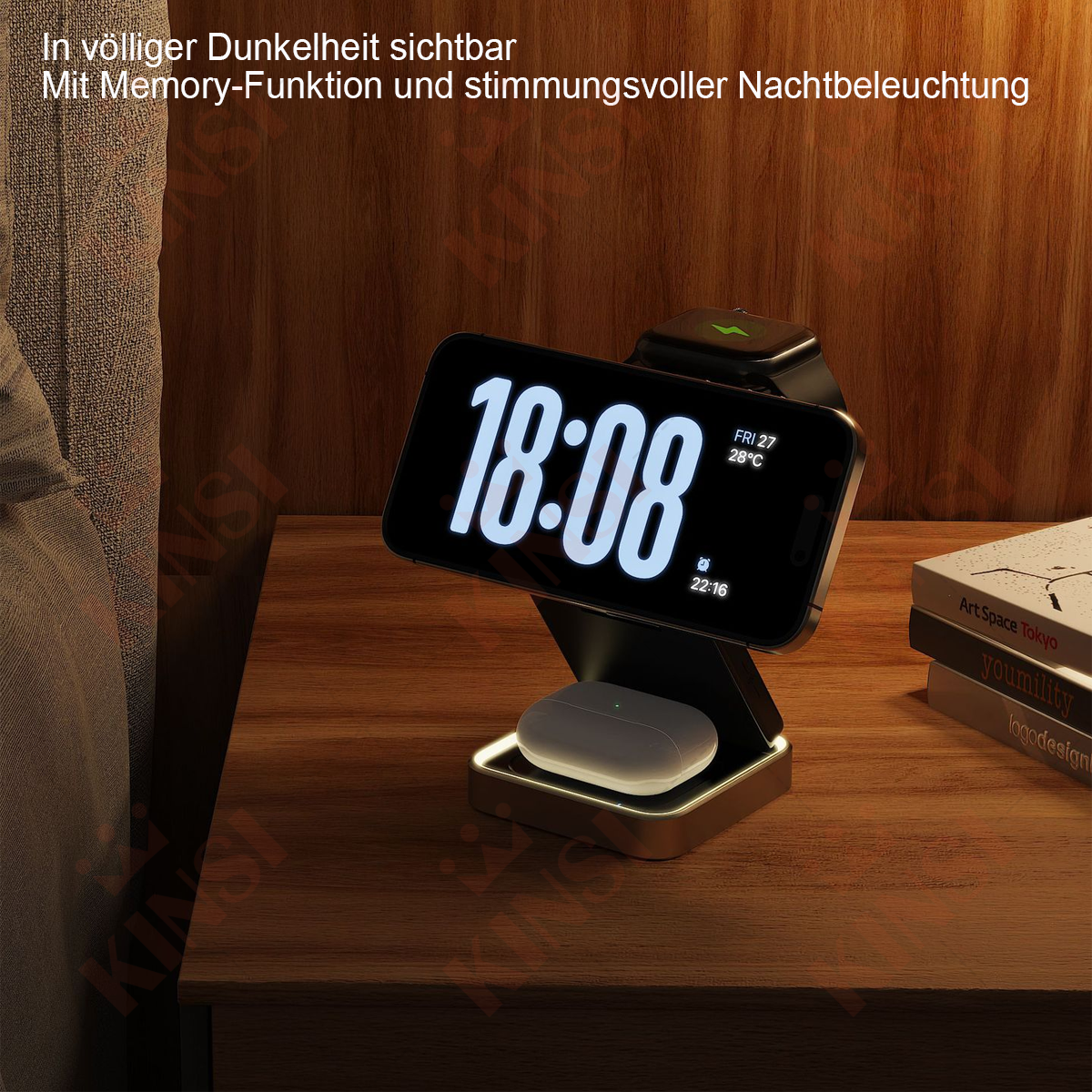 Eine Ladestation mit Telefon, Uhr und Ohrhörern auf einem Nachttisch, zeigt Zeit, Datum und Temperatur.