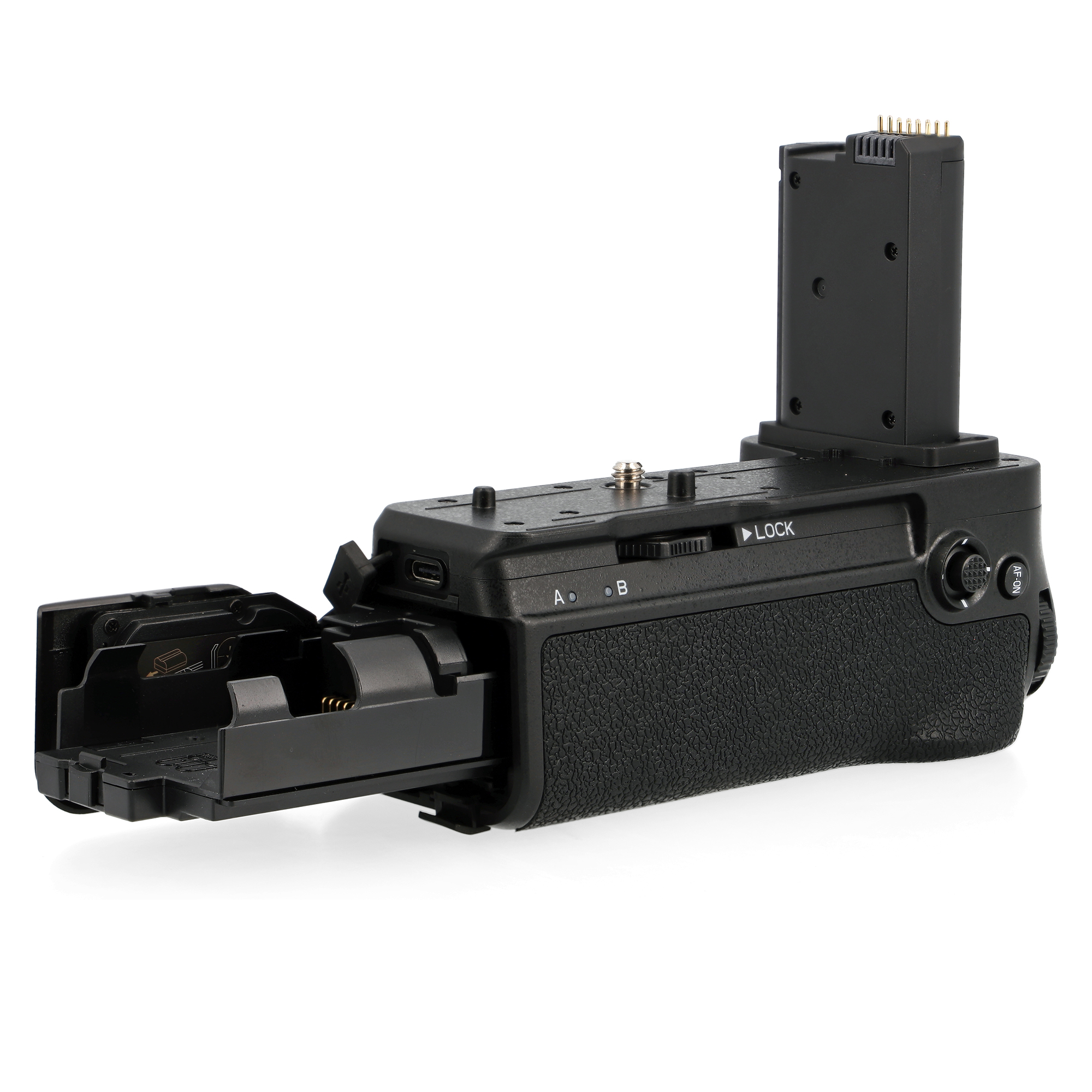 Schwarzer Kameragriff mit offenem Batteriefach. Der Griff hat eine strukturierte Oberfläche. Verriegelungs- und USB-Anschlüsse sind sichtbar.