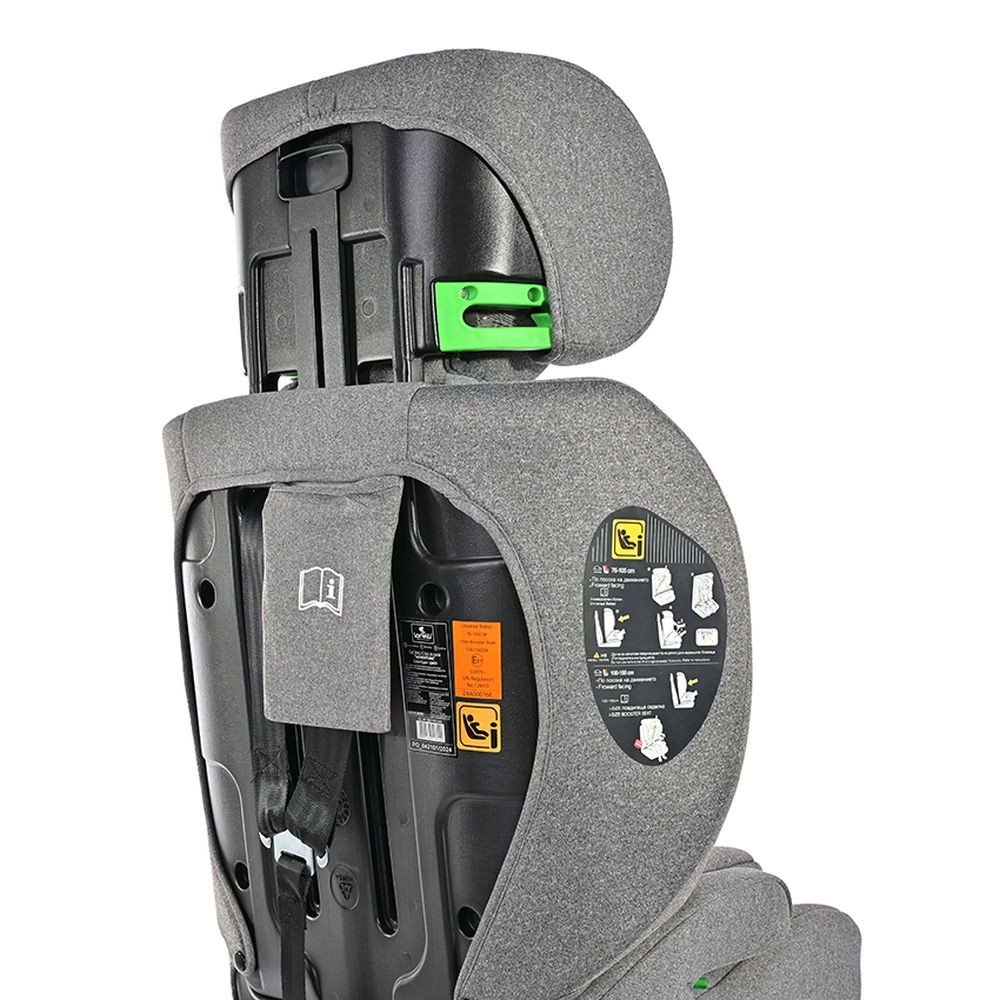 Grauer Autositz mit grünem Sicherheitsclip. Der Sitz hat eine Kopfstütze und ein Etikett.