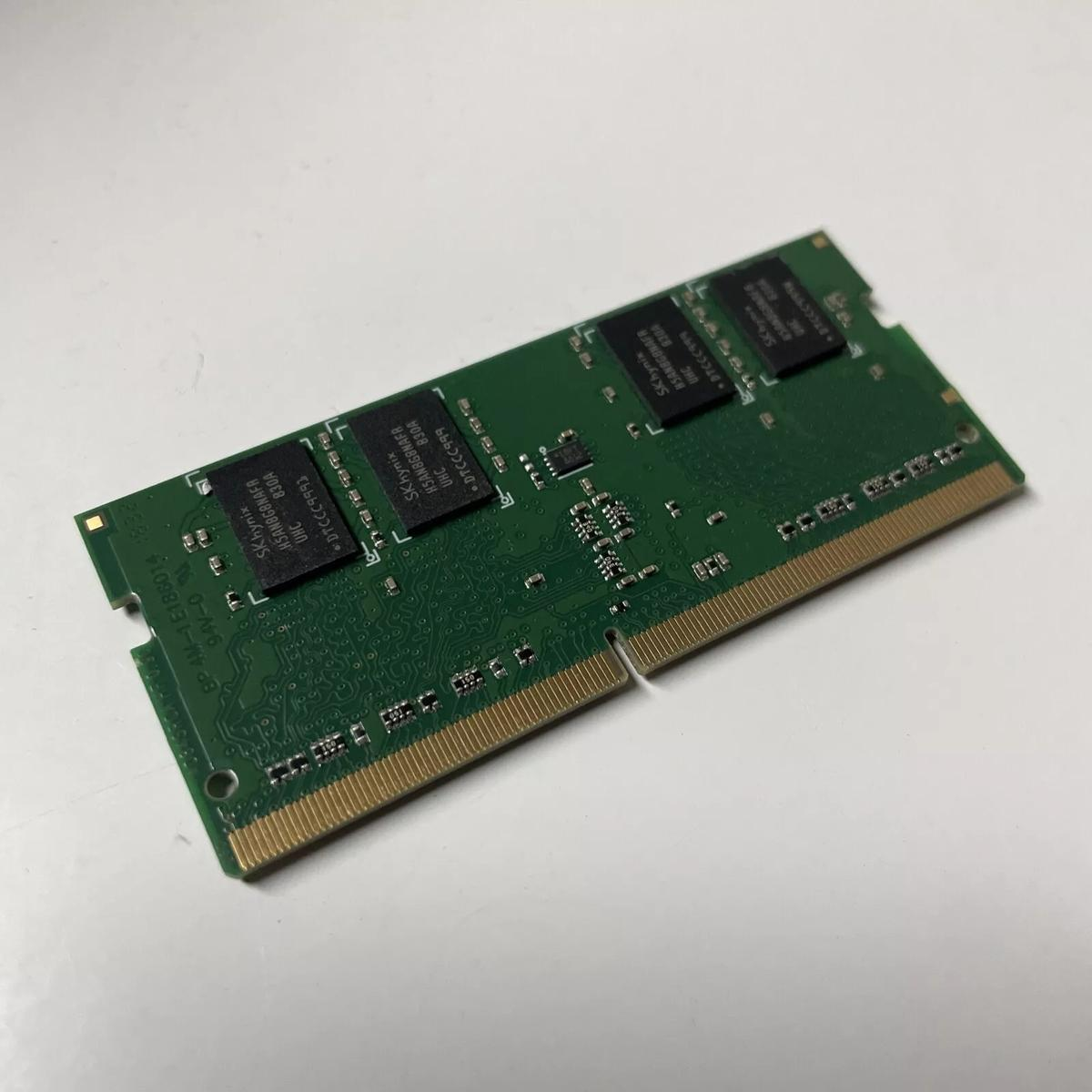 Un modulo RAM verde con chip Samsung. È un componente del computer. I connettori sono dorati.