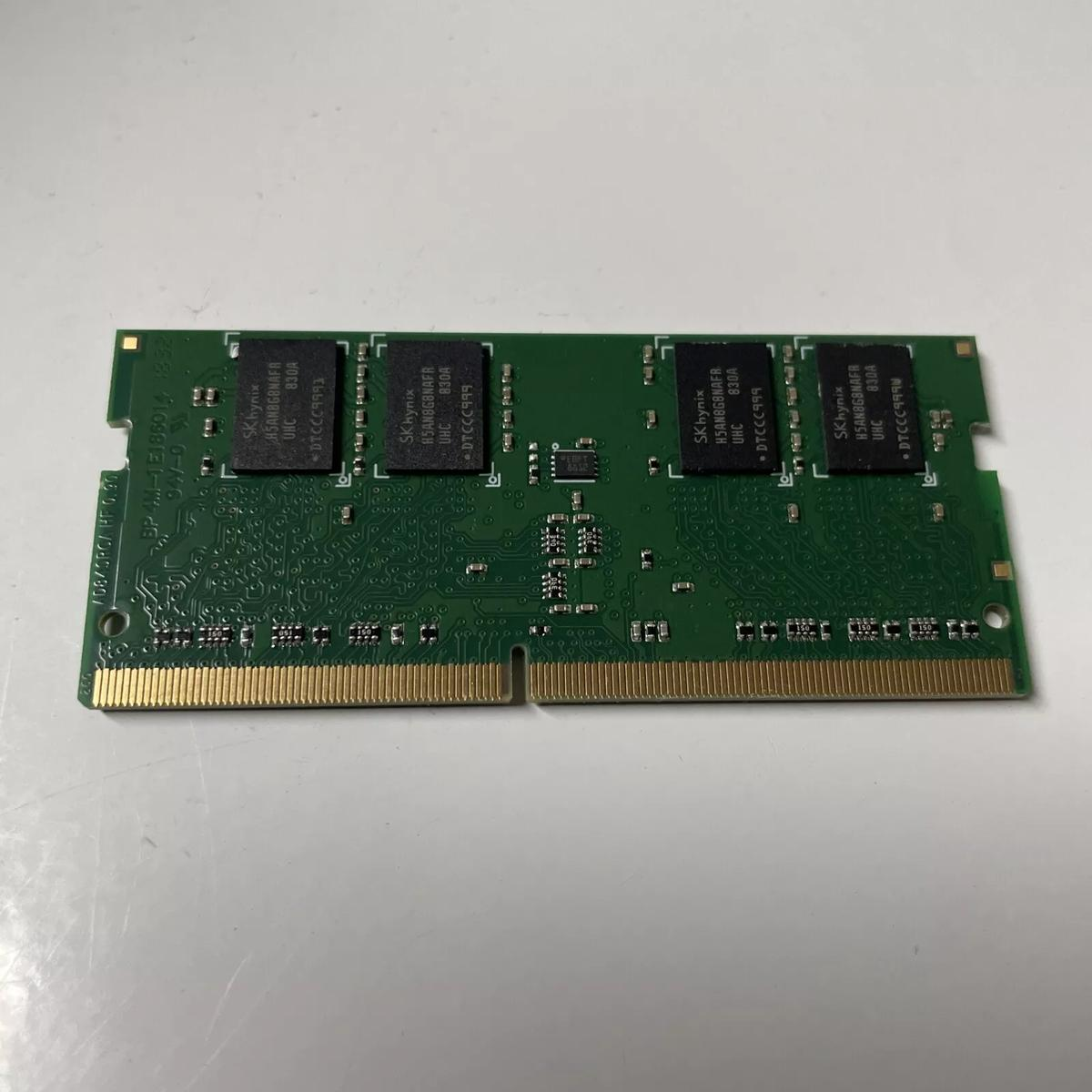 Un modulo RAM verde con chip SK Hynix. È un componente del computer. I connettori sono dorati.