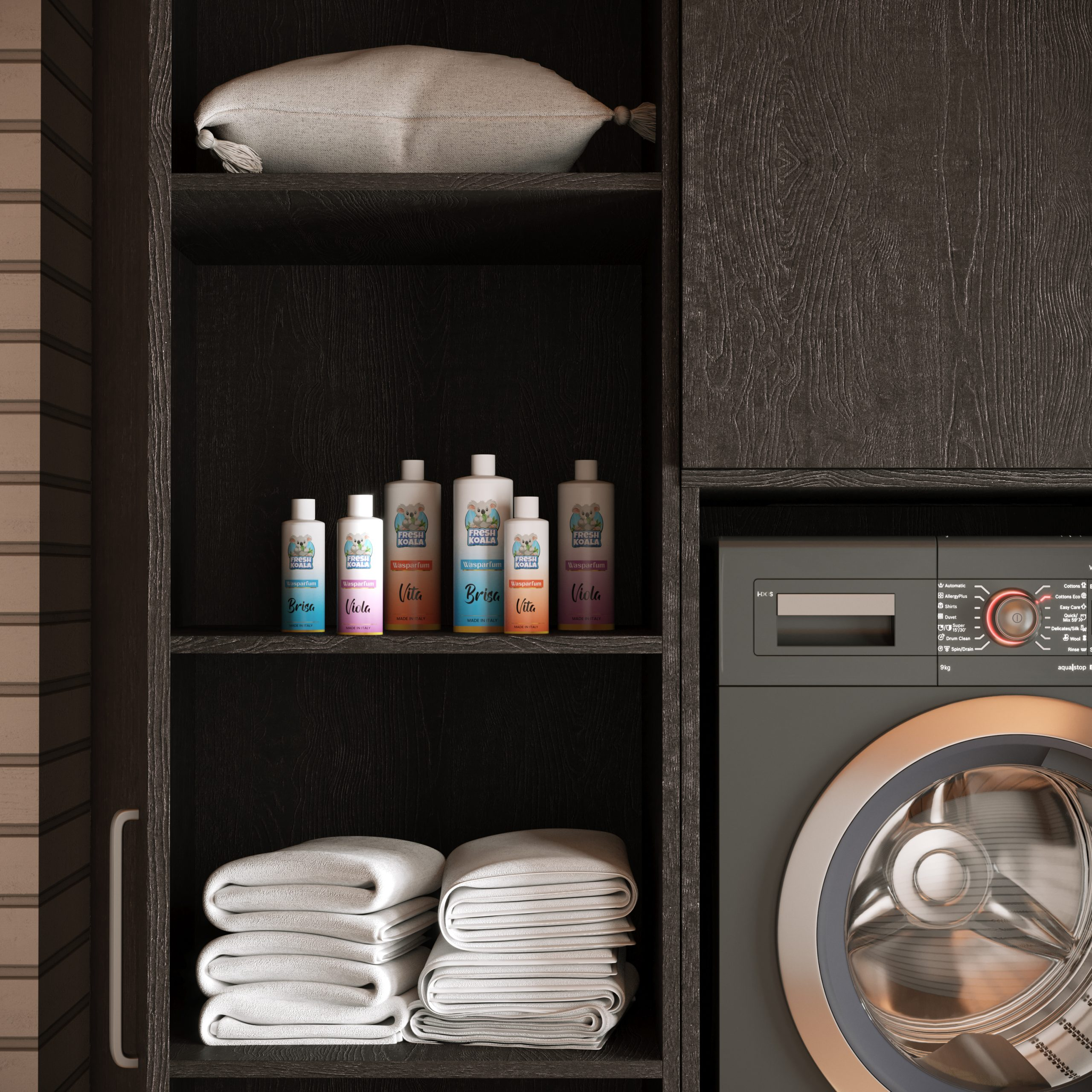 Ein Waschküchenschrank mit gestapelten Handtüchern, Shampooflaschen und einer Waschmaschine rechts.
