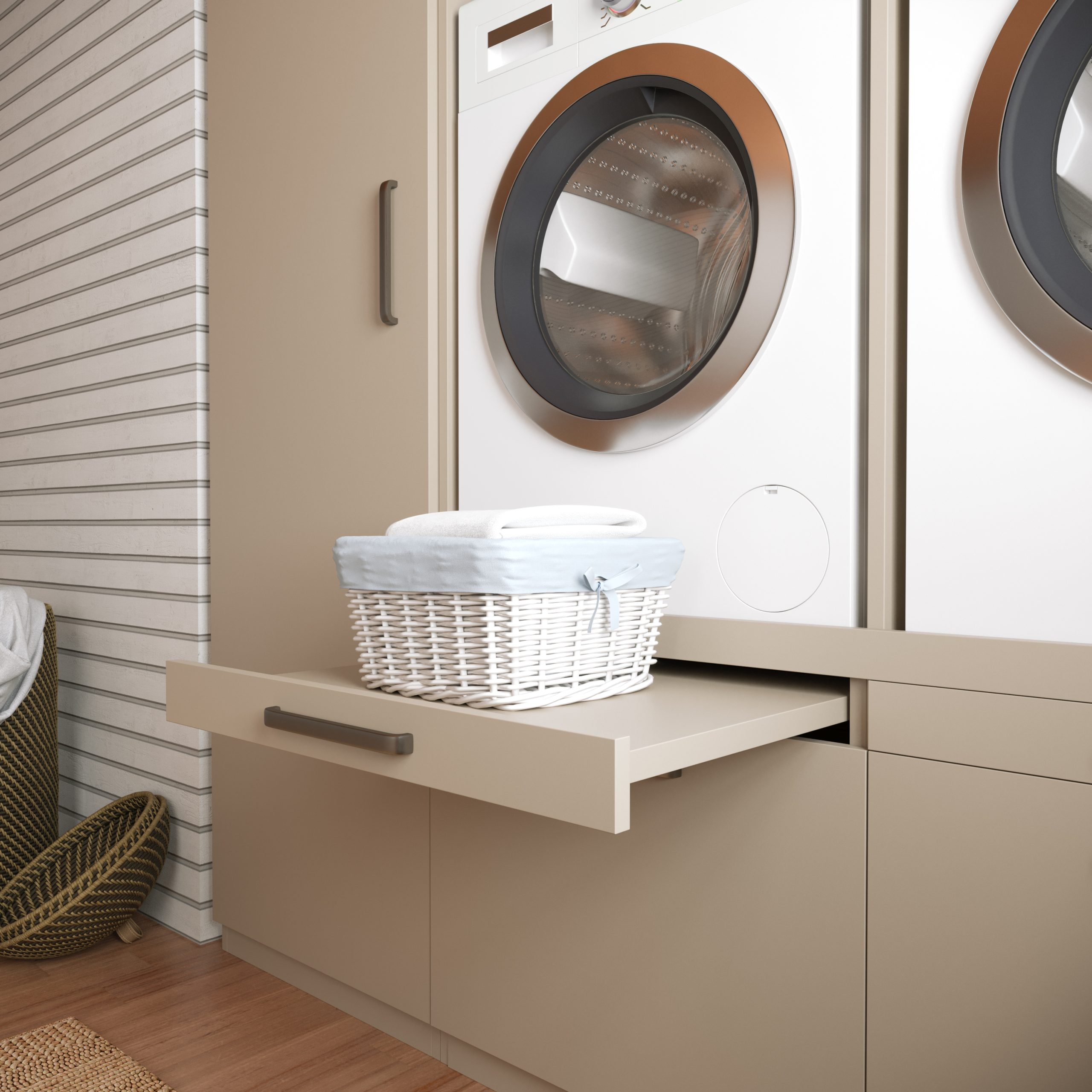 Ein Waschraum mit Waschmaschine, ausziehbarem Regal und geflochtenem Korb, in einem neutralen, modernen Interieur.