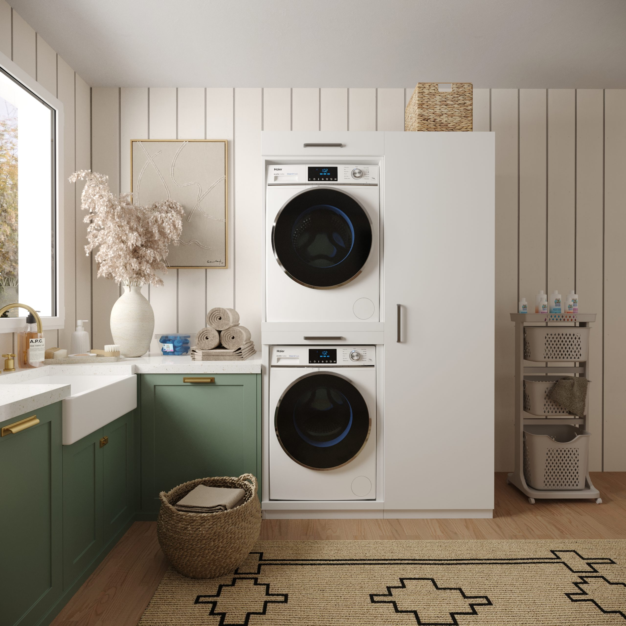 Waschküche mit zwei Waschmaschinen und einem Trockner. Ein Waschbecken, Schrank und Wäscheständer sind ebenfalls zu sehen.