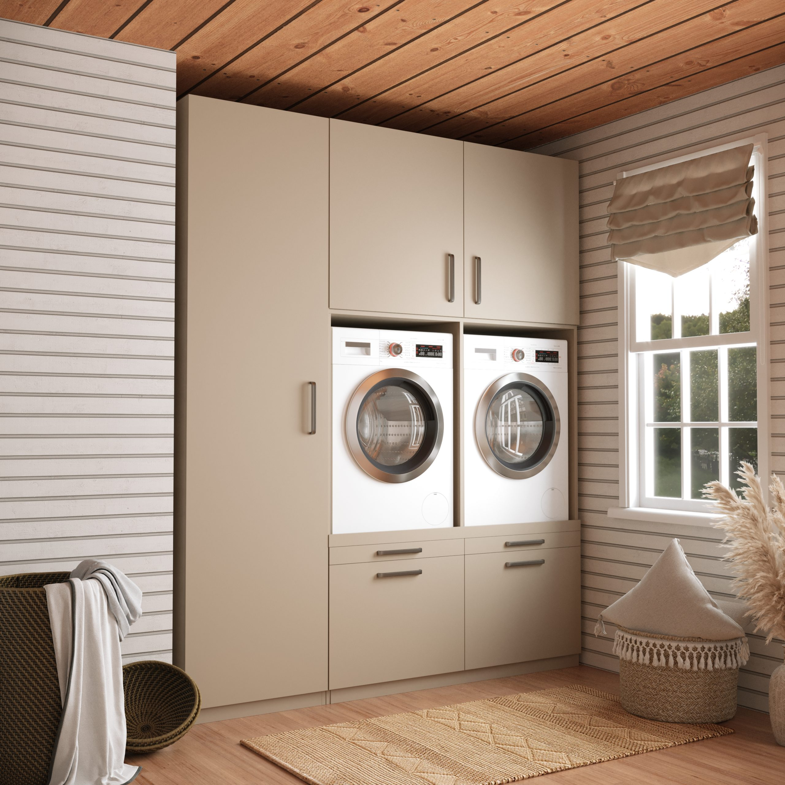 Waschküche mit Waschmaschine, Trockner und Schränken. Beige Schränke, Fenster, Teppich und Holzdecke.