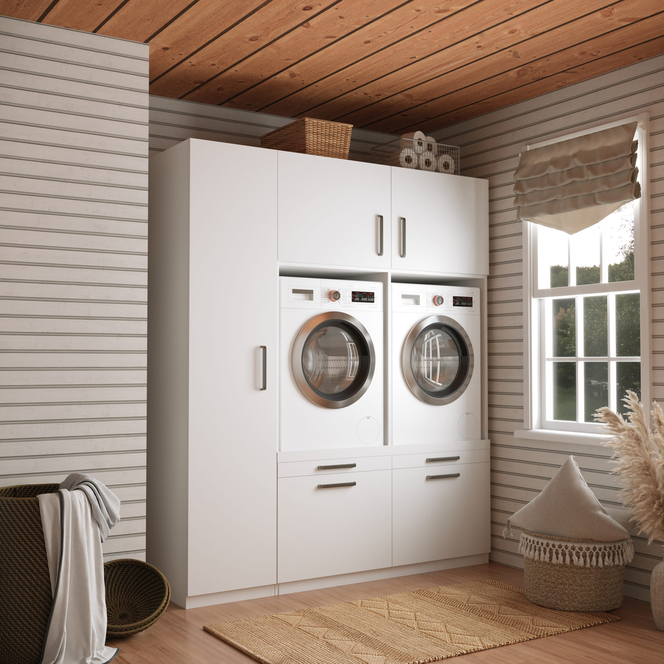 Waschküche mit Waschmaschine, Trockner, Schränken, Teppich, Fenster und Dekorationen. Holzdecke.