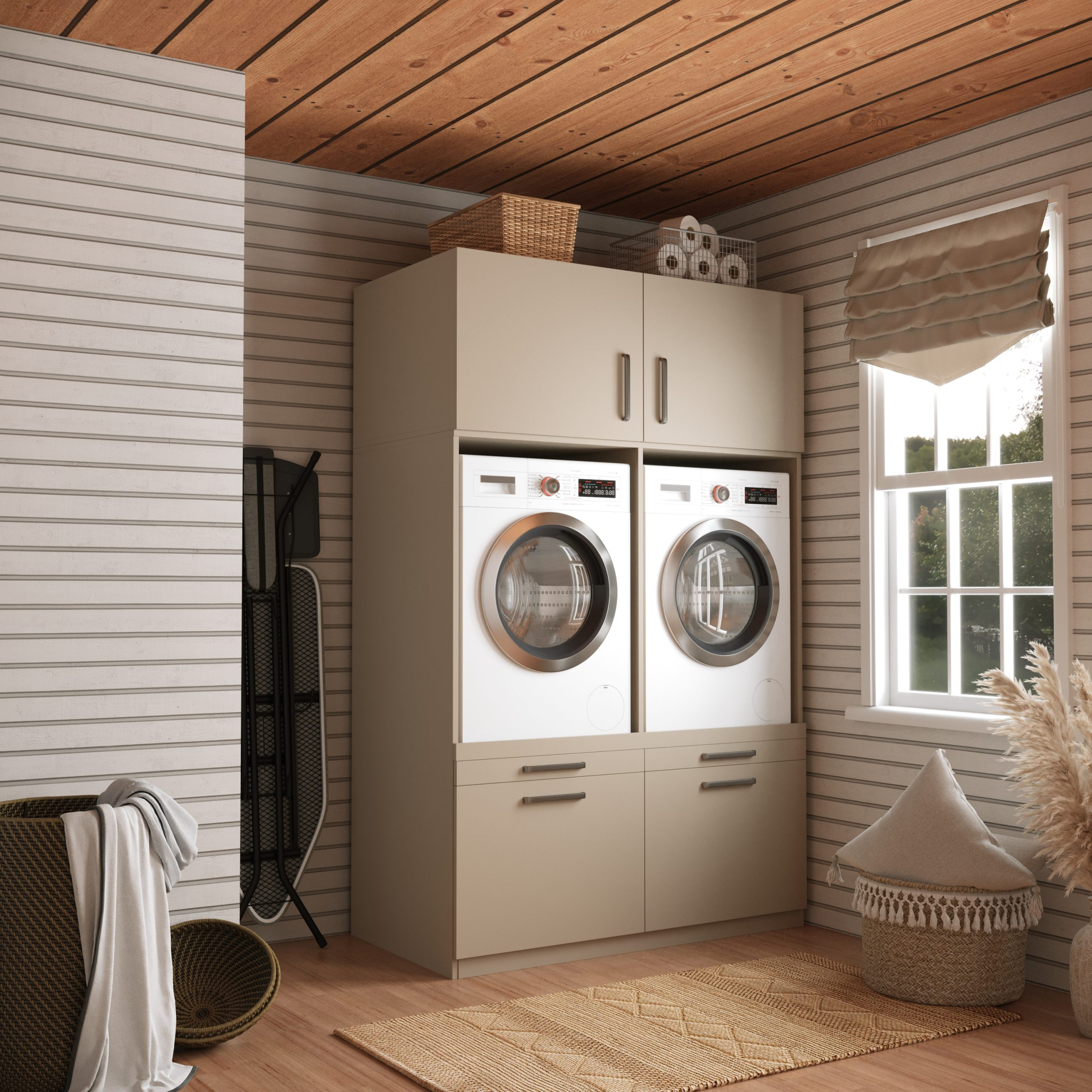Waschküche mit beigen Schränken, weißer Waschmaschine/Trockner, Fenster und Holzdecke. Mit Deko und Teppich.