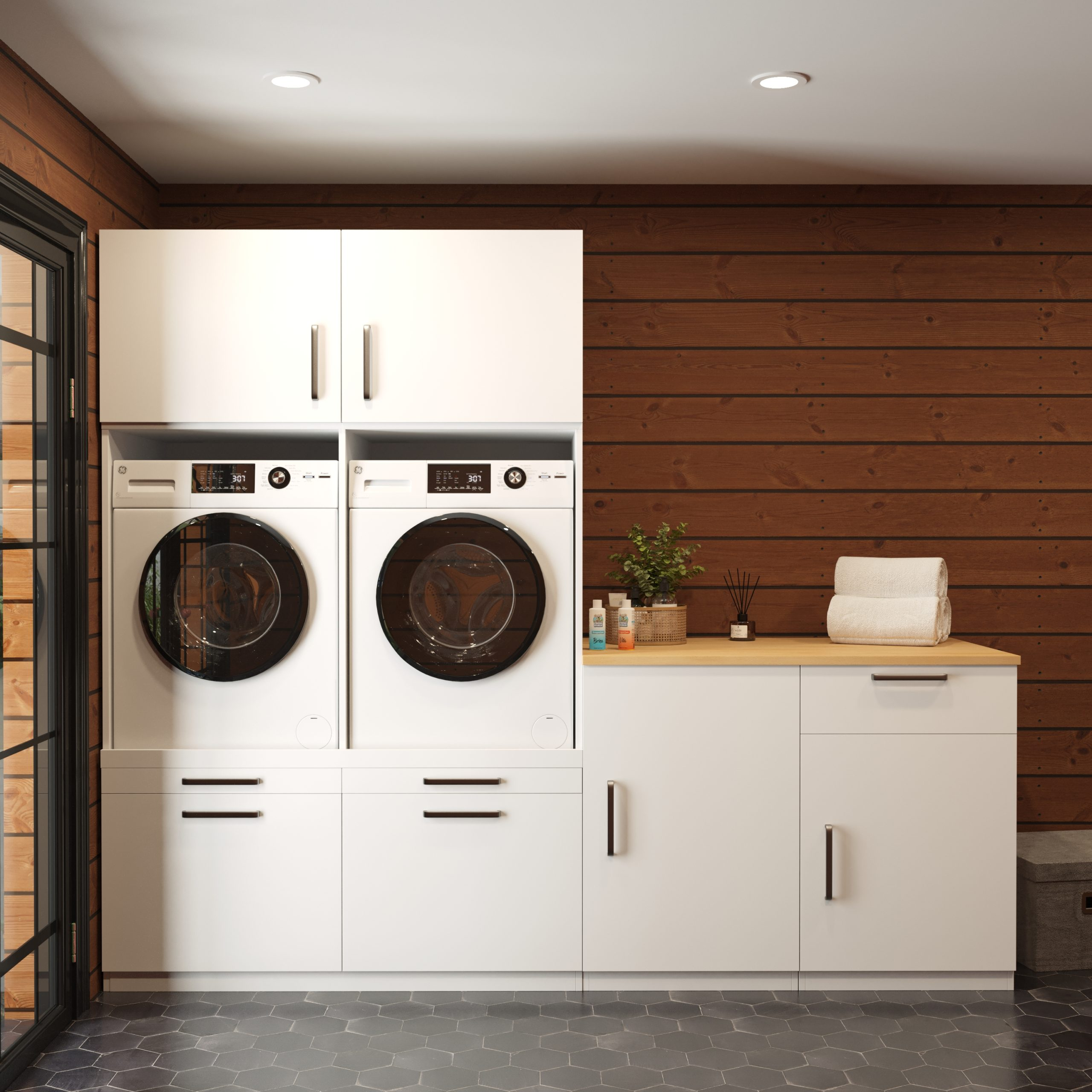 Waschküche mit weißen Schränken, Waschmaschine, Trockner und Arbeitsplatte. Holzverkleidung.