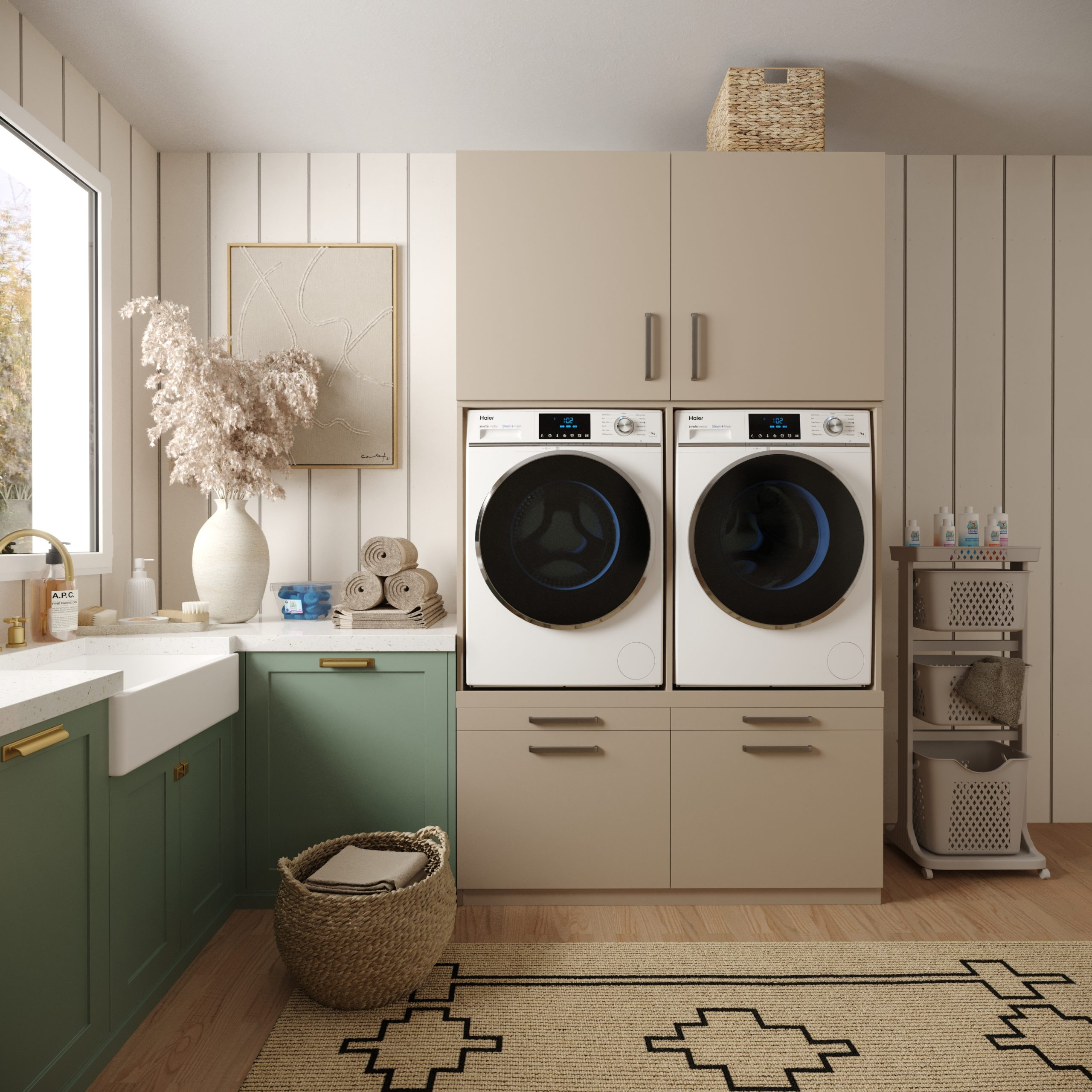 Waschküche mit Waschmaschine, Trockner, Schränken, Waschbecken, Teppich und Deko. Beige und weiße Akzente.