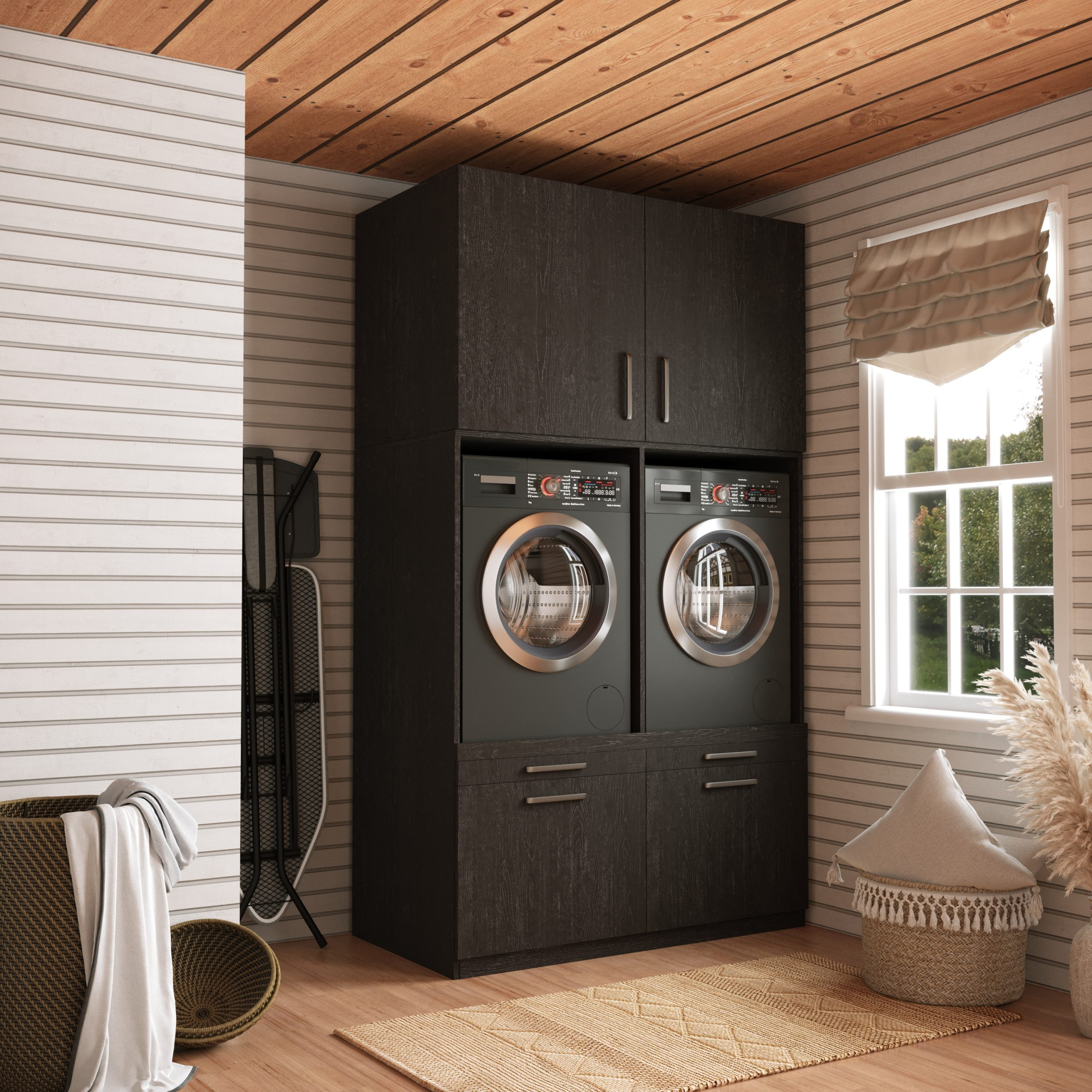 Ein Waschraum mit dunklen Holzschränken, zwei Waschmaschinen, einem Trockner und einem Teppich. Die Decke ist aus Holz.