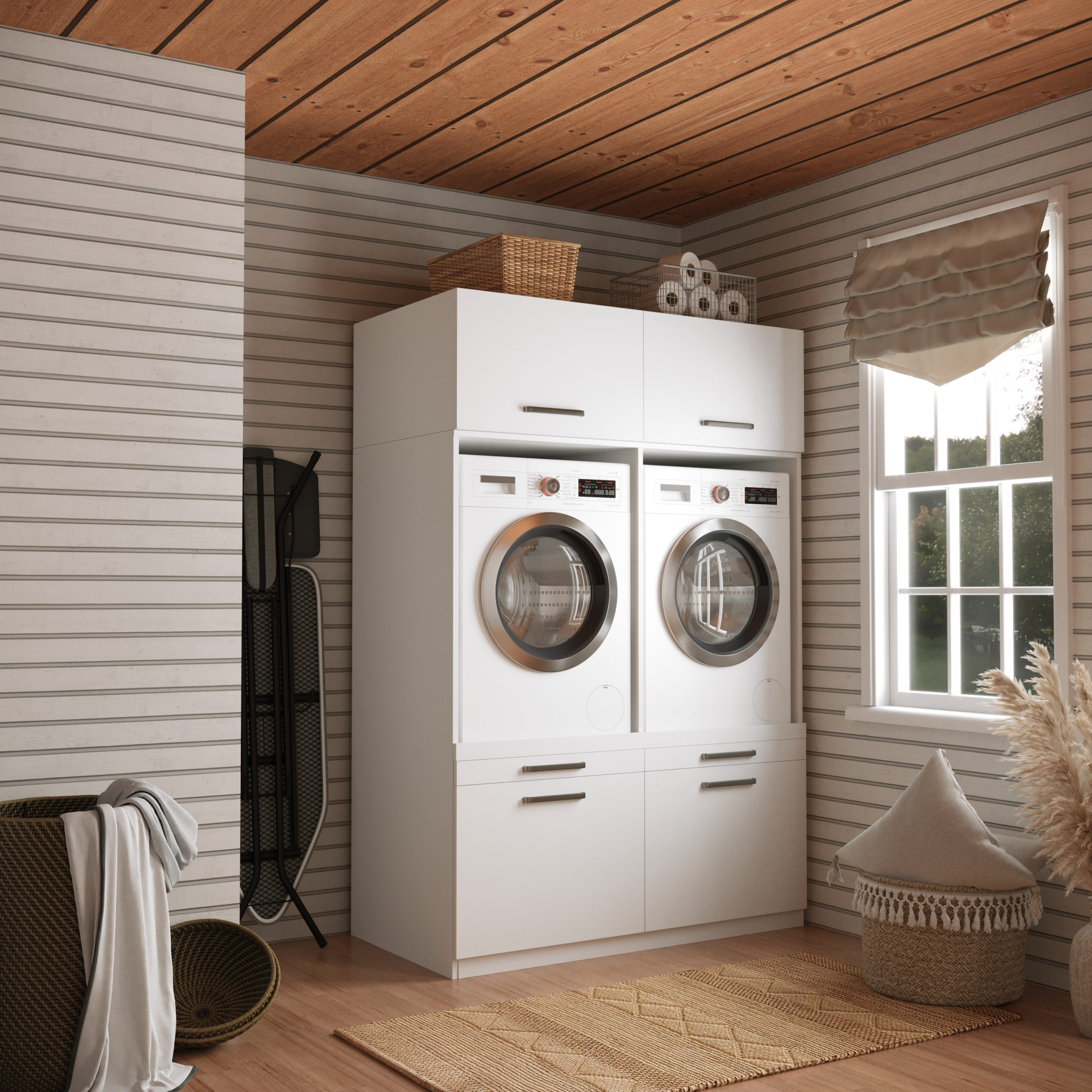 Waschküche mit Waschmaschine und Trockner, weißen Schränken und Fenster. Holzdecke und -boden.