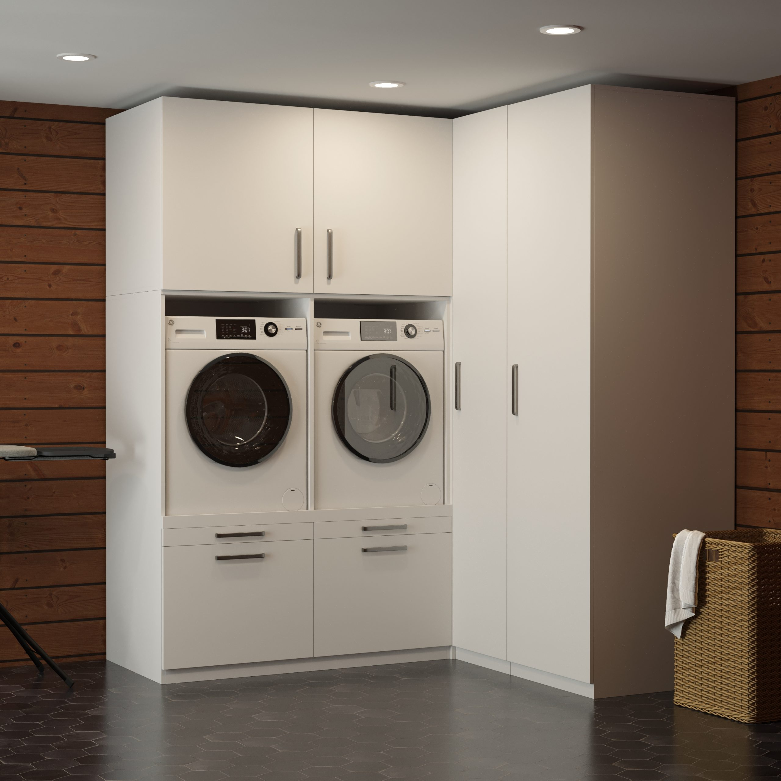 Waschküche mit Waschmaschine und Trockner, Schrank und Dekoration. Dunkle Holzwand und Boden.