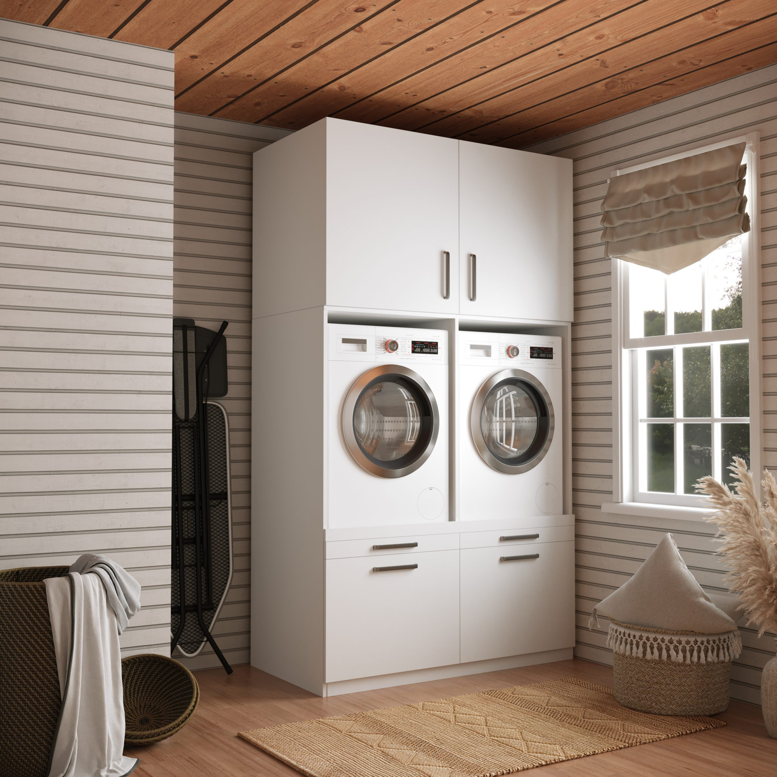 Waschküche mit weißen Schränken, Waschmaschine/Trockner, Fenster, Teppich und Deko; Holzdecke.
