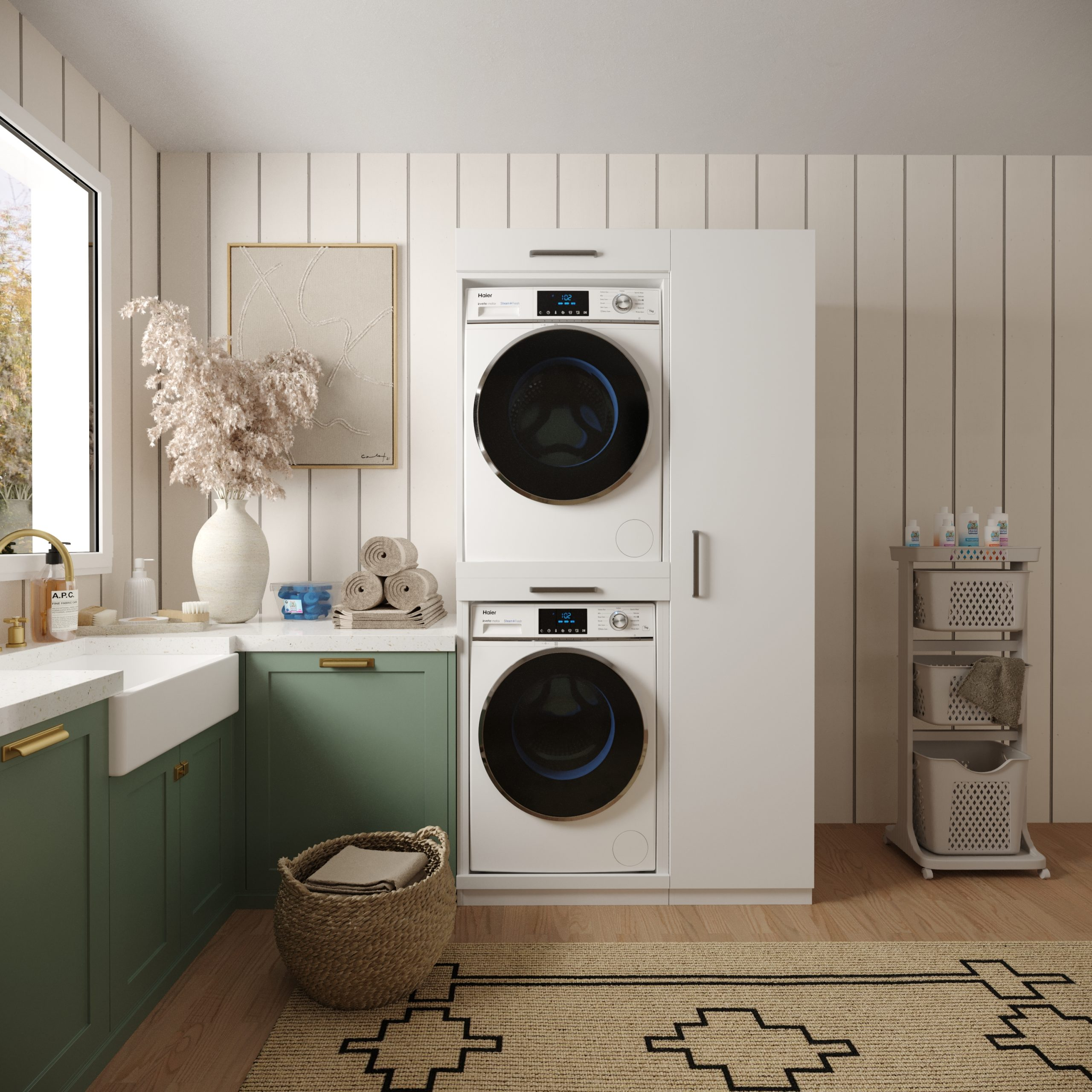 Waschküche mit weißen Schränken, Waschmaschine/Trockner, Waschbecken, Teppich und Deko mit grünem Schrank.