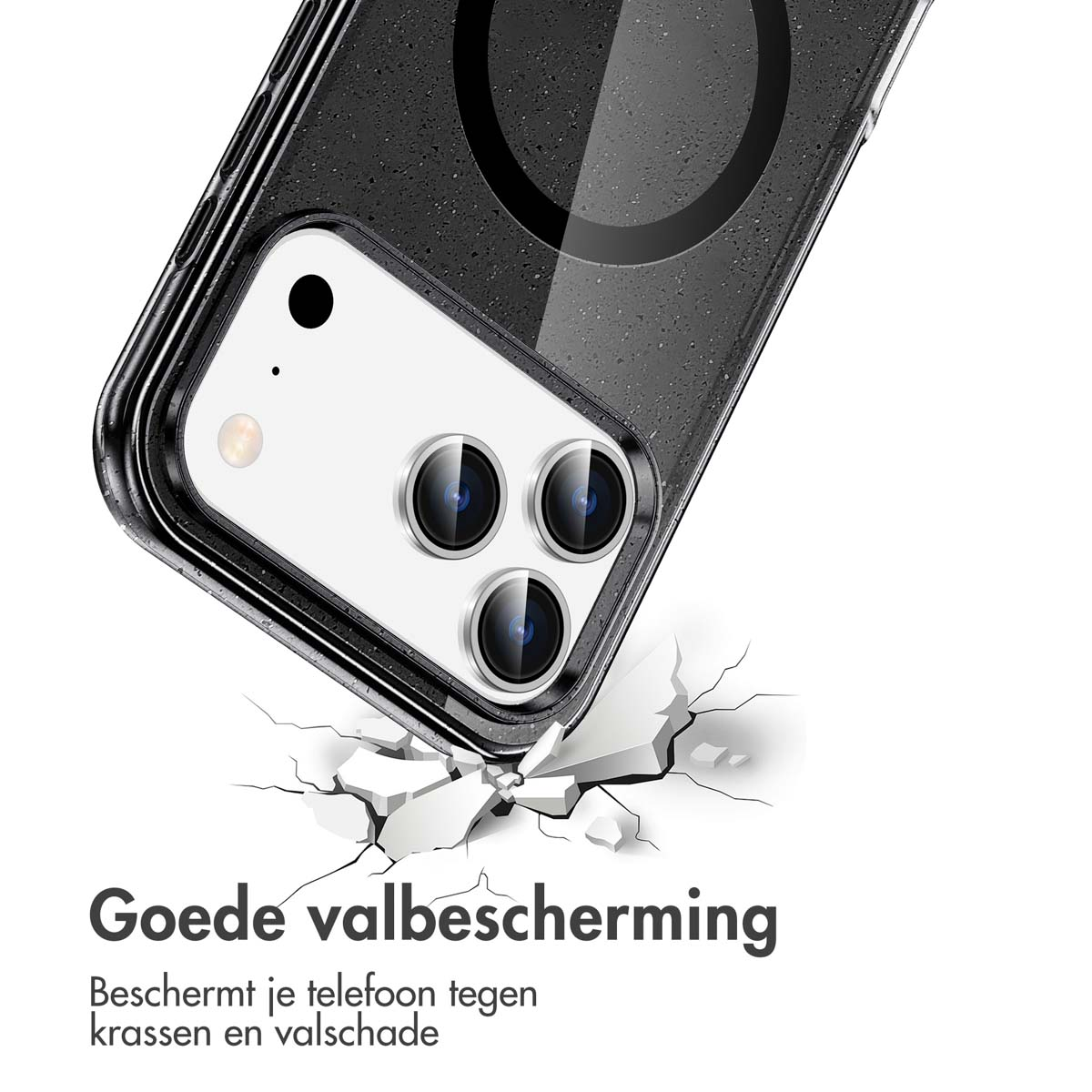 Un iPhone dans un étui noir est fissuré sur une surface. L'étui a un cercle MagSafe transparent.