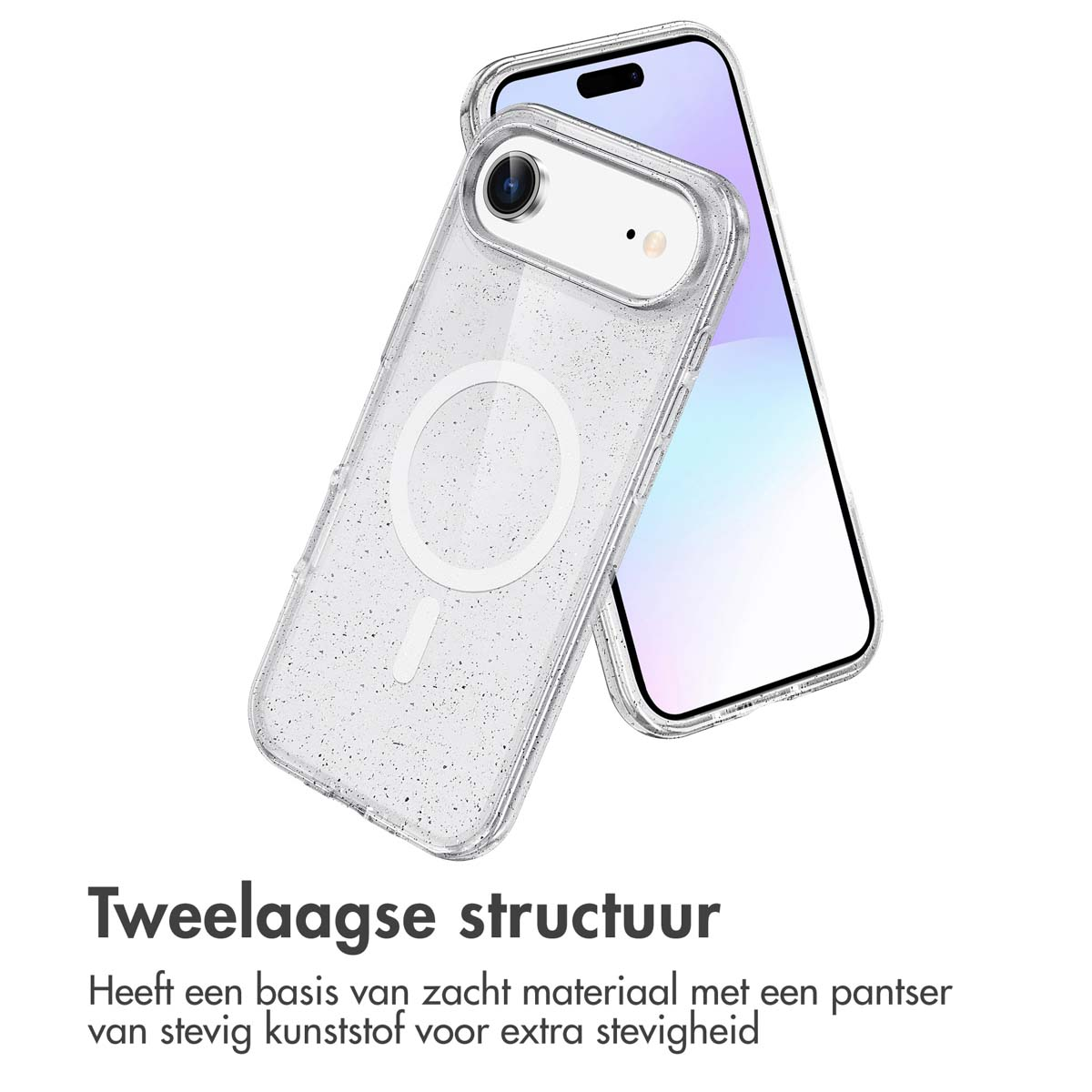 Twee telefoons, één in een doorzichtig hoesje, de andere erachter. Het doorzichtige hoesje heeft een doorzichtige MagSafe cirkel.