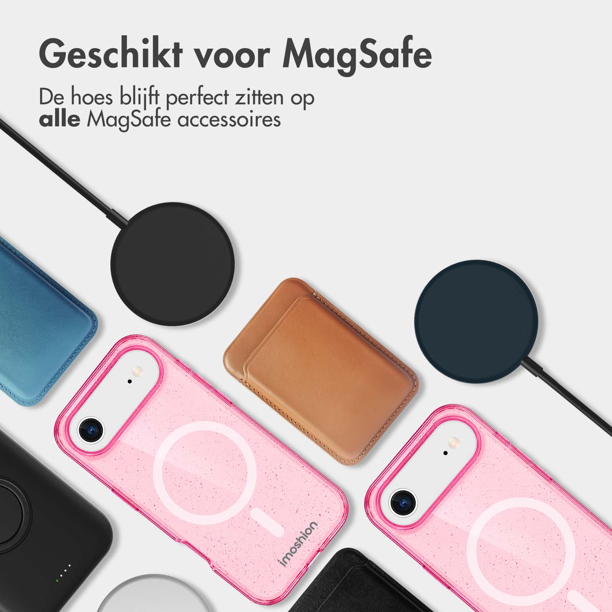 Verschillende telefoonhoesjes en opladers worden getoond. Roze telefoonhoesjes met een witte MagSafe-ring staan centraal.