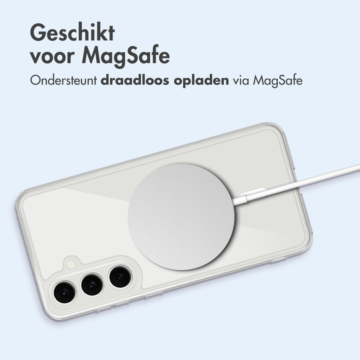 Een witte MagSafe-oplader is bevestigd aan een transparante telefoonhoes. Er staat tekst op een lichtblauwe achtergrond.