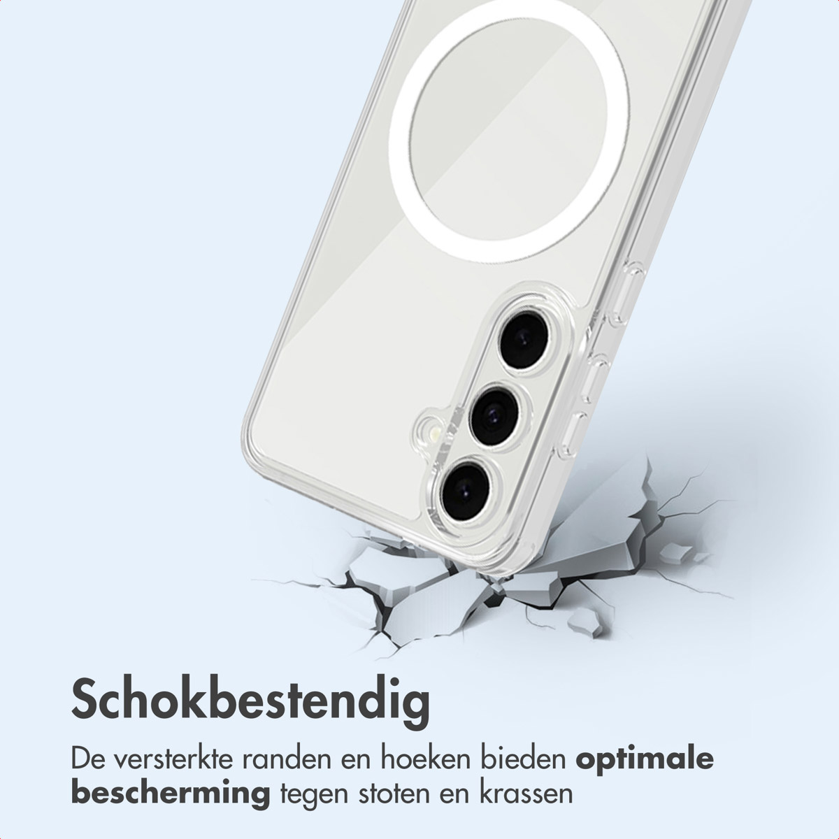 Een doorzichtige telefoonhoes op een telefoon met een witte MagSafe-ring. Tekst over schokbestendigheid en bescherming is aanwezig.