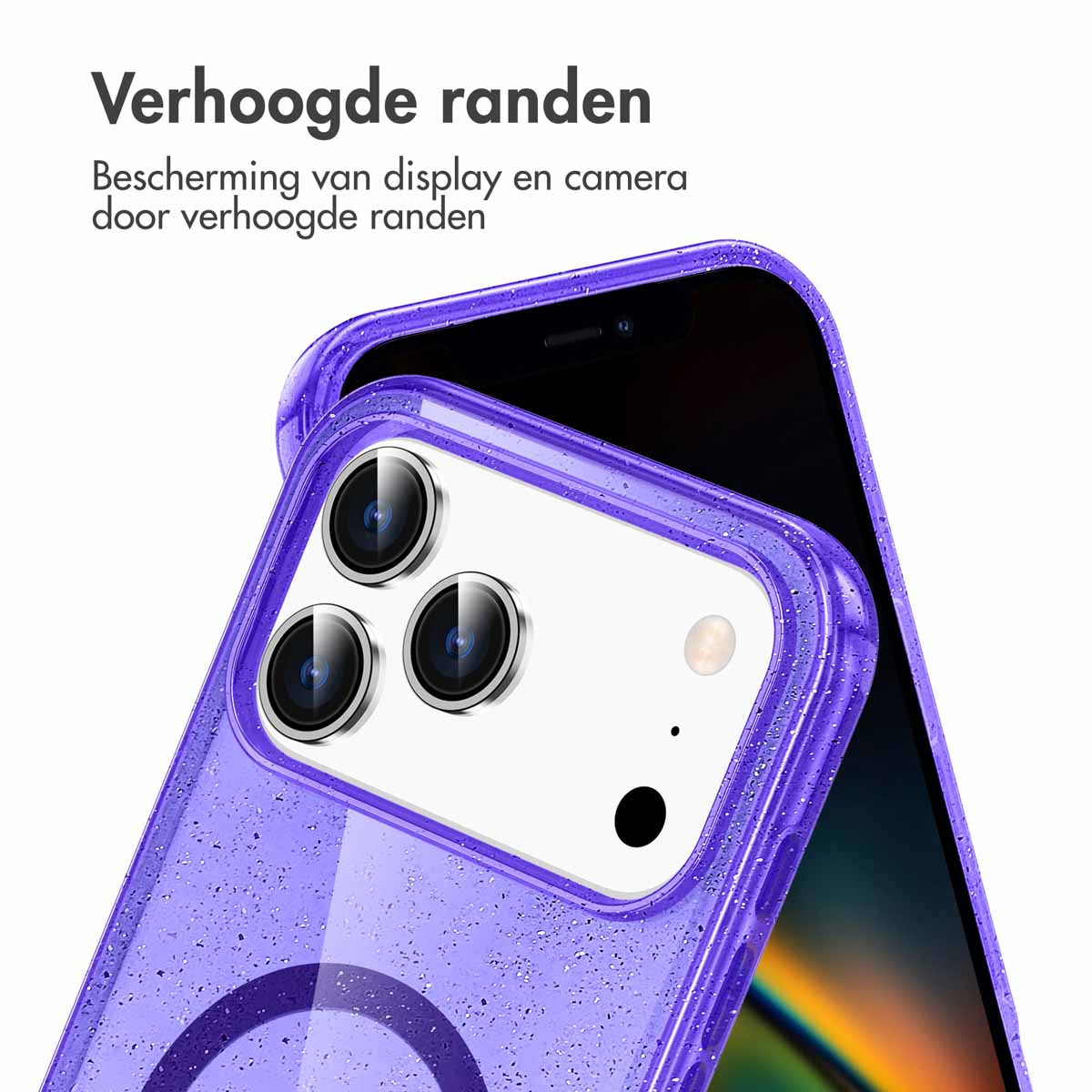 Close-up van een telefoonhoesje met een telefoon erin. De hoes is paars met glitter en heeft een MagSafe ring.