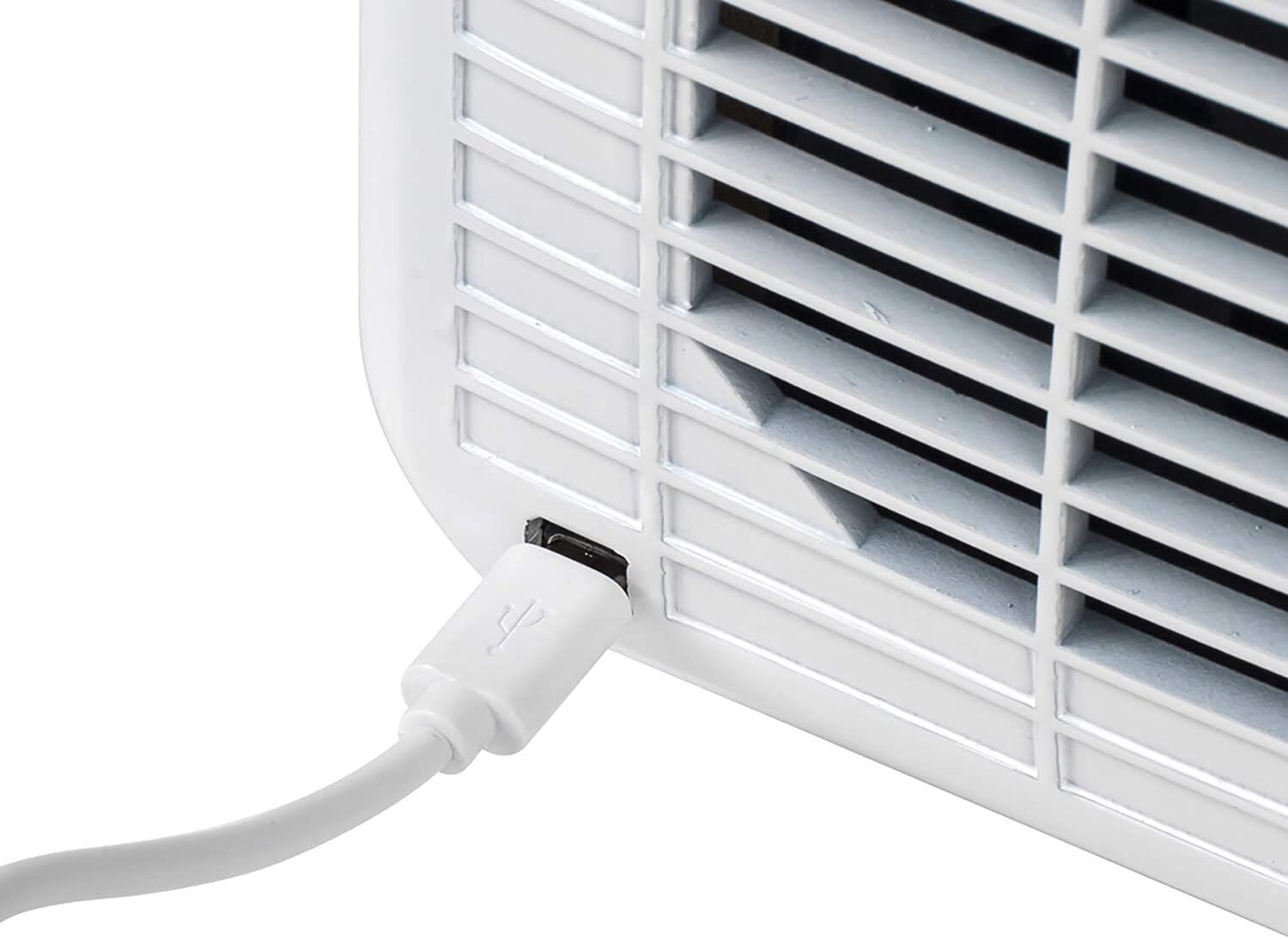 Primer plano de un dispositivo blanco. Puerto USB con cable blanco, fondo blanco.