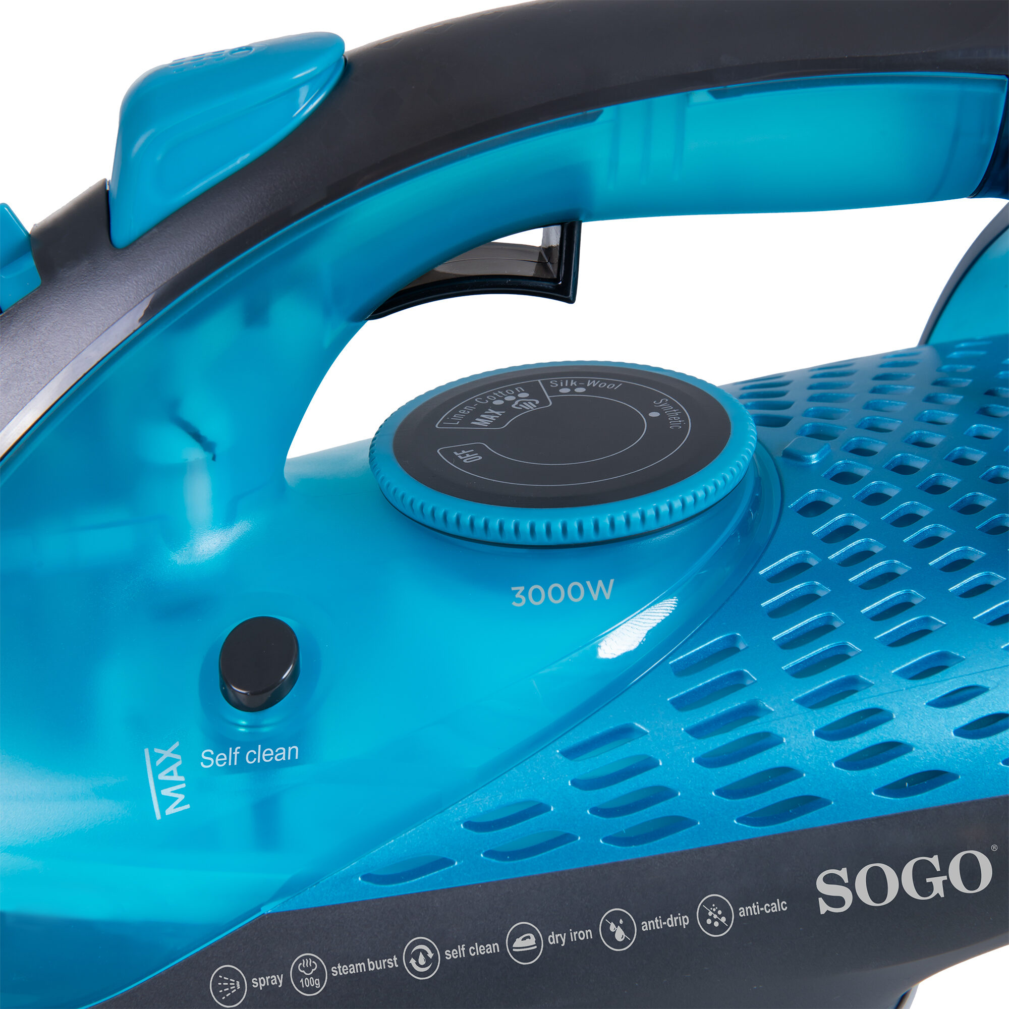 Primer plano de plancha azul y negra. Dial de ajustes, botón 'Self clean' y marca 'SOGO'.