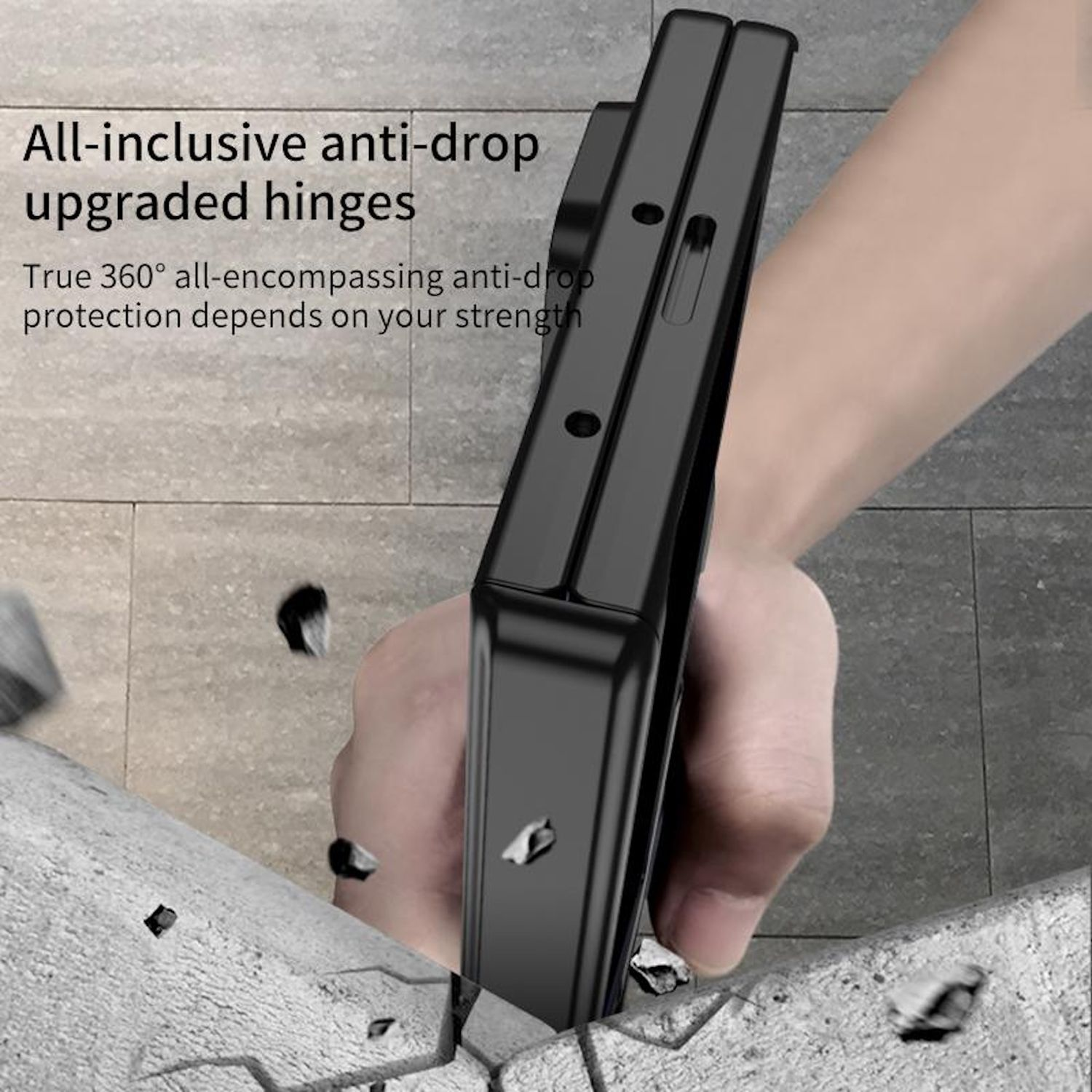 Eine Hand hält eine geschlossene schwarze Handyhülle, die auf einer rauen Oberfläche liegt.
