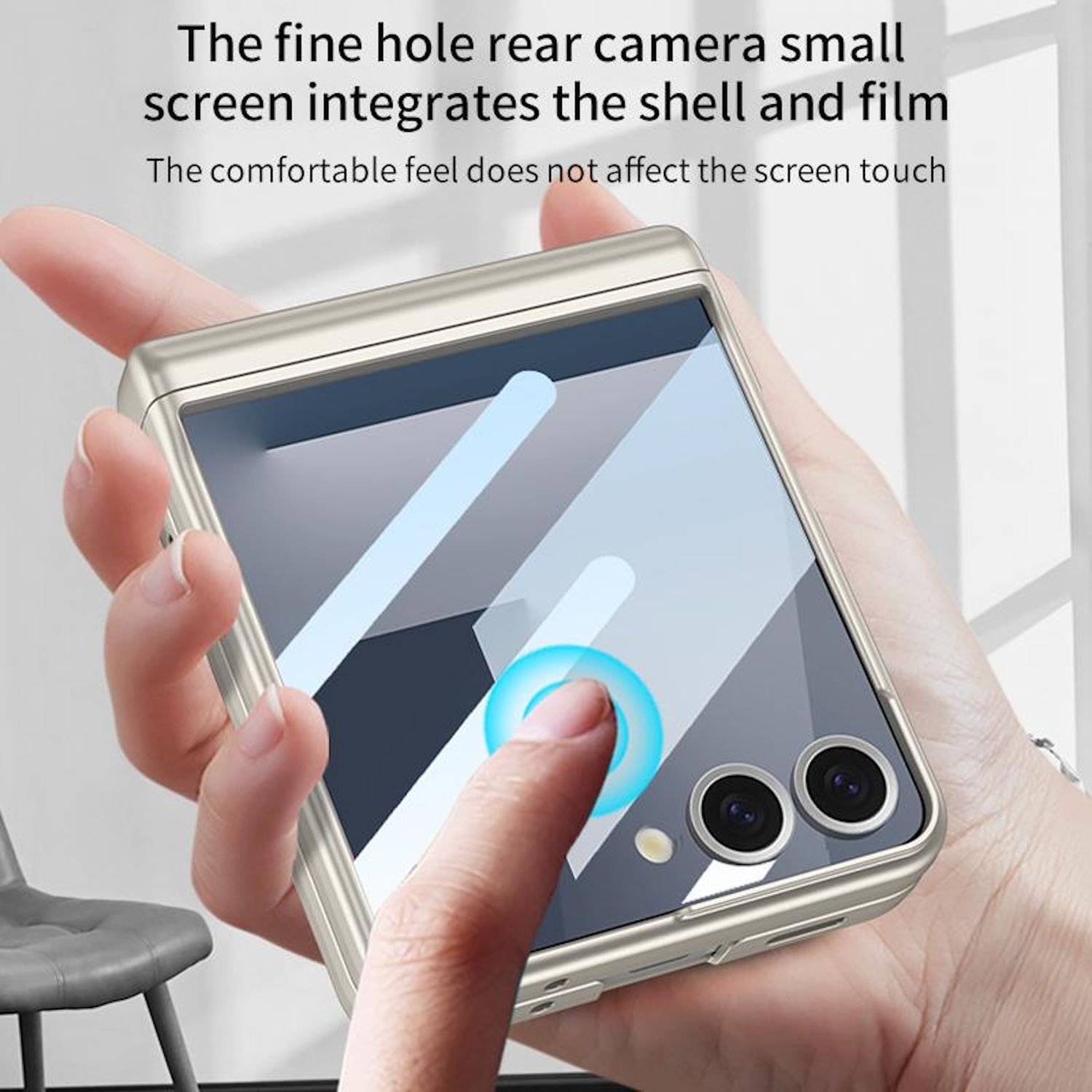 Eine Hand, die ein Telefon mit Displayschutz hält. Der Finger berührt den Bildschirm und zeigt einen blauen Kreis.