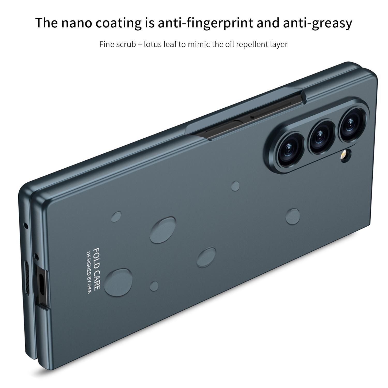 Ein geschlossenes, blaugrünes Telefon. Das Telefon hat einen Kamera-Buckel und Wassertropfen auf der Rückseite.