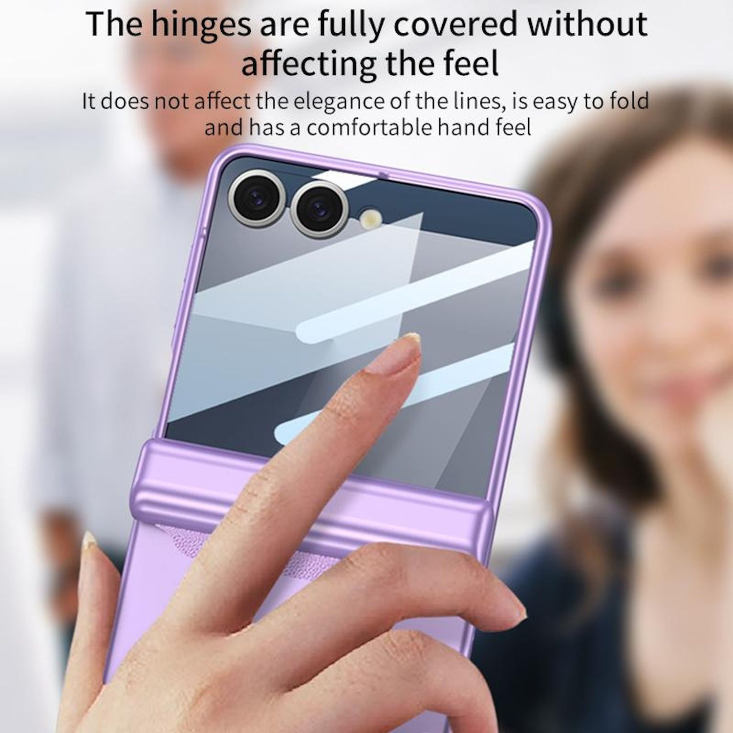 Eine Person hält eine lila Handyhülle mit einem Telefon darin. Die Hülle hat einen Ring.