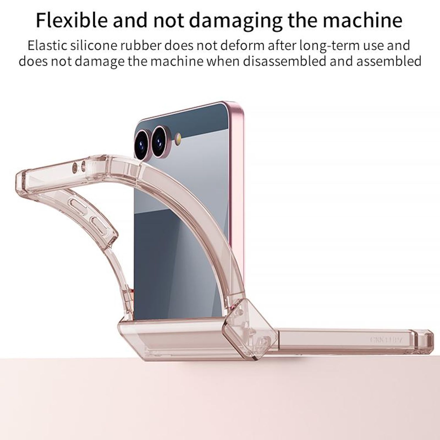 Ein Telefon mit einer durchsichtigen Hülle wird gehalten. Die Hülle ist offen. Das Telefon hat Kameras. Der Hintergrund ist weiß.