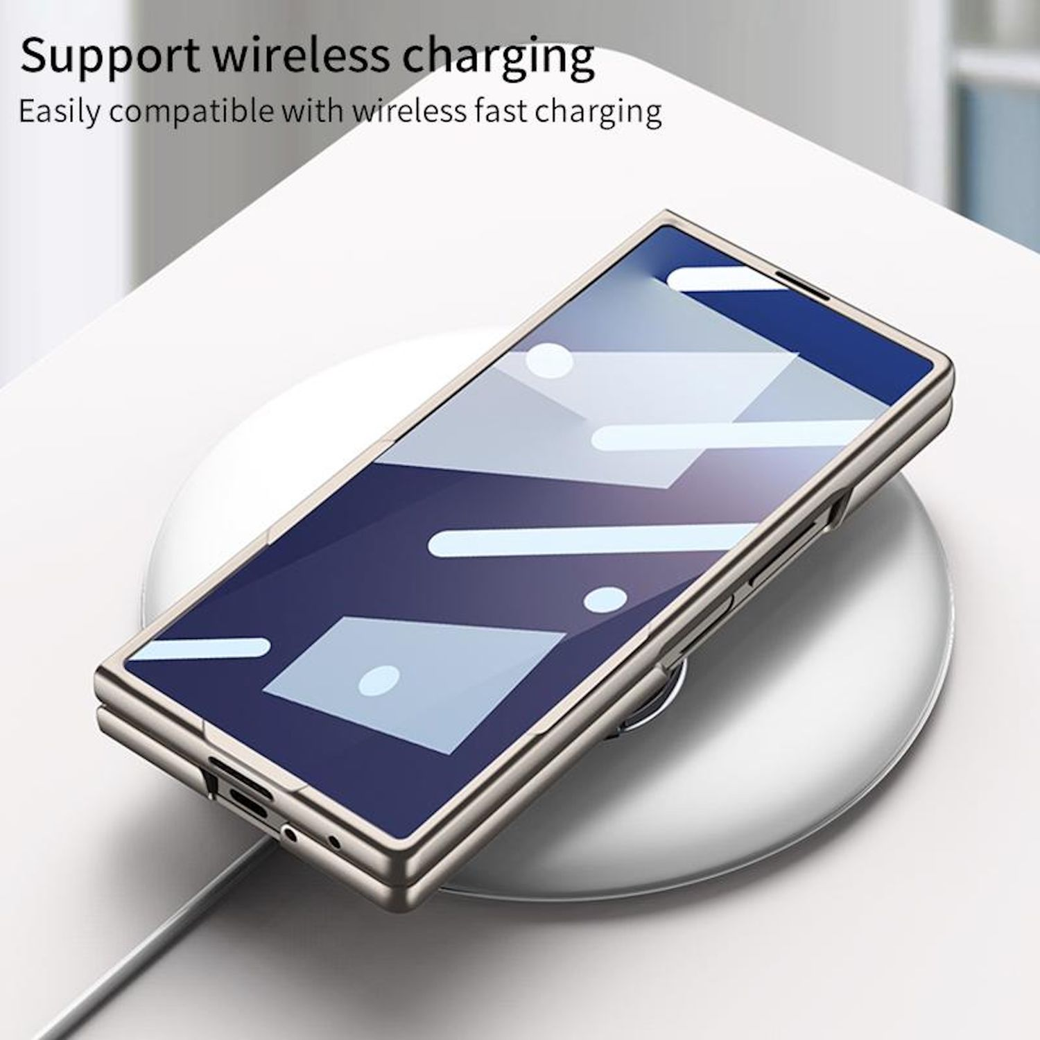 Teléfono en una funda dorada cargando de forma inalámbrica en una base de carga blanca. El teléfono está plegado.