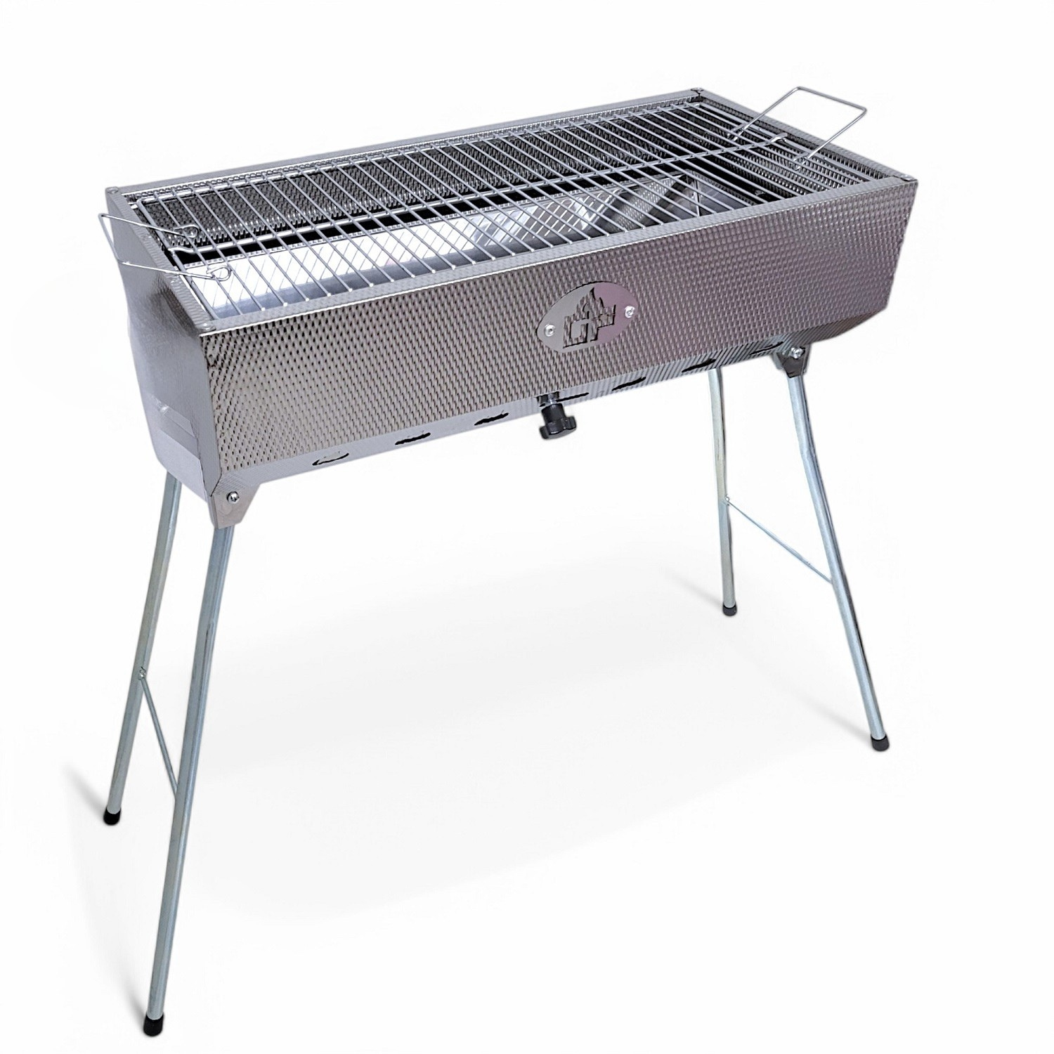 Zusammengebauter BBQ-Grill mit Metalloberfläche und Beinen auf weißem Grund.