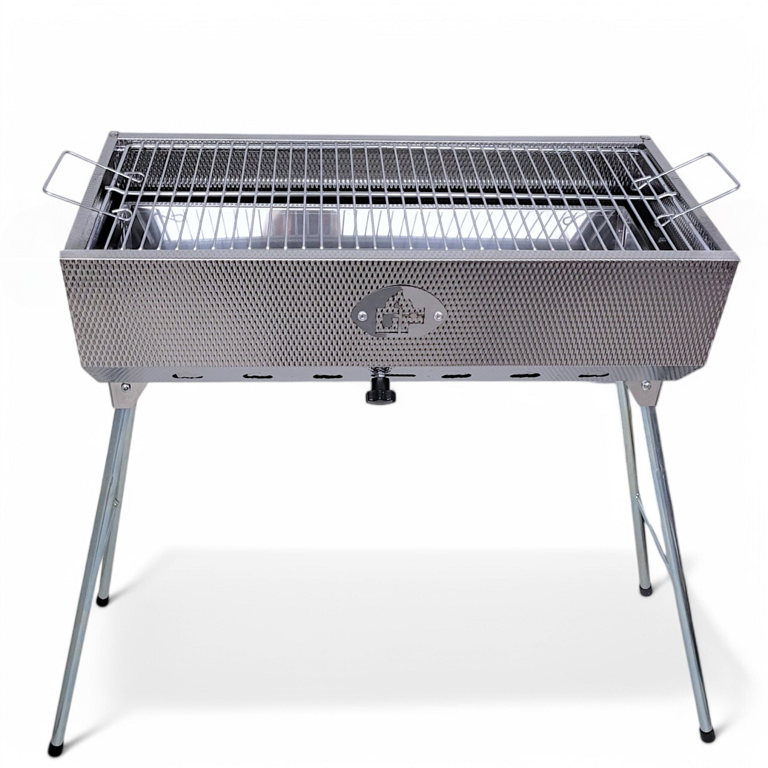 Zusammengebauter BBQ-Grill mit Metalloberfläche und Beinen auf weißem Grund.